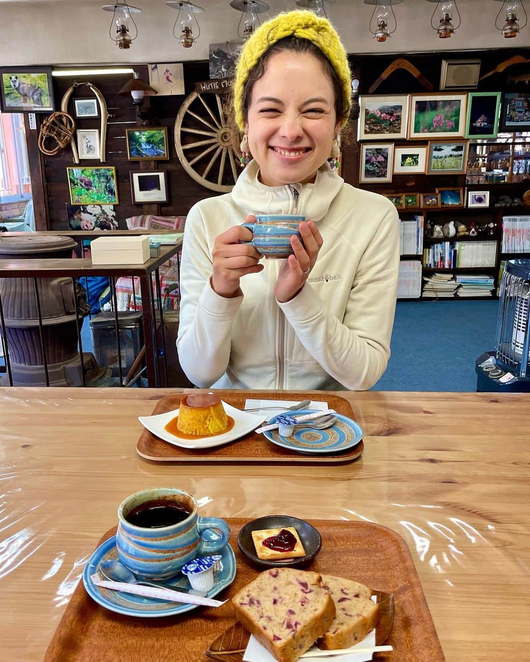 仲川希良のインスタグラム：「新しくオープンする石井スポーツ ヨドバシさいたま新都心駅前店で 11/14(日)にオープン記念トークショーをさせていただきます！ ・ 午前の部　11:00～ 午後の部　13:30～ 各回10名限定です！ ・ 山小屋でコーヒー片手のおやつタイムのような のんびりプライベートな感じでお話し出来たらいいなぁと思っています (時期的にテーマは雪山散歩かなぁ……何がいいですか？と聞いてしまう笑) 山に想いを馳せるひとときをご一緒にいかがでしょう ・ ・ 【申し込み方法】 石井スポーツ広報 @official_ishiisports のプロフィール欄のURLからホームページへ トップバナーの「ヨドバシさいたま新都心駅前店」をクリック 下へスクロールをして行くと申し込みが出来ます ・ ・ 楽しみにお待ちしています♩♩ ・ ・ #⛰ #登山 #トレッキング #山旅 #雪山 #石井スポーツ #石井スポーツヨドバシさいたま新都心駅前店 @ishiisports_saitama  ・ 写真は麦草ヒュッテ @huttemugikusa でのおやつタイム プリンもコケモモケーキも絶品です❤️」