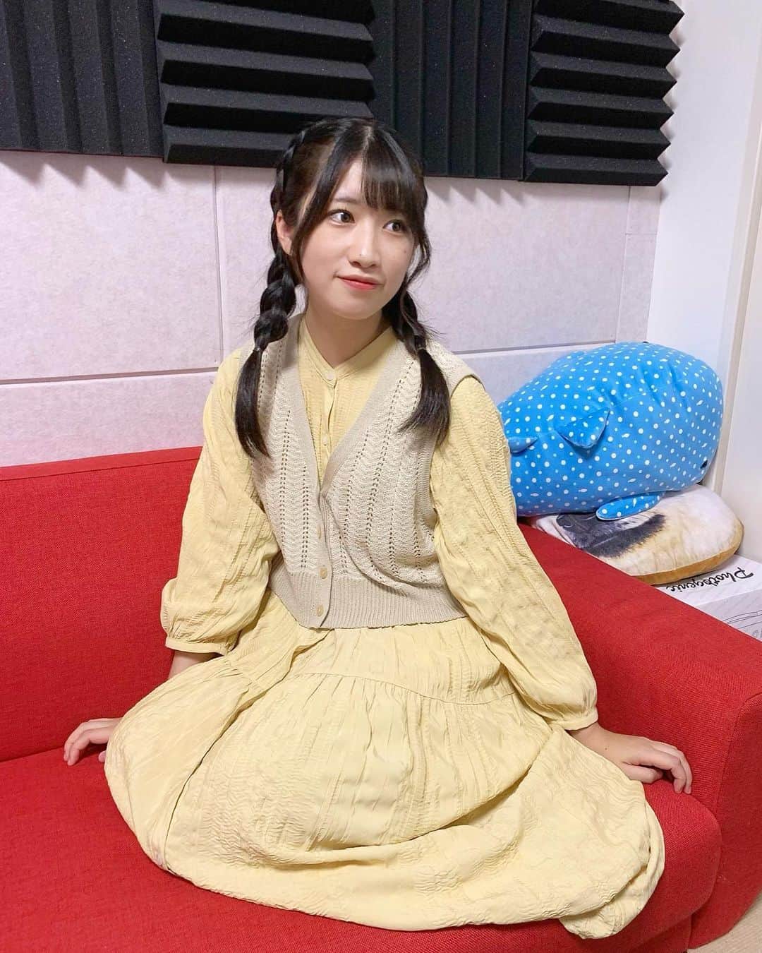 加藤一華のインスタグラム：「. 💛💛💛  #プチプラコーデ #プチプラを高見えさせたい  #153cmコーデ  #低身長コーデ #しまむら購入品  #しまむら #しまパト  #ワンピースコーデ #三つ編み #三つ編みアレンジ #実はこのワンピースしまむらなの #プチプラ掘り出し物見つけるの大好き」