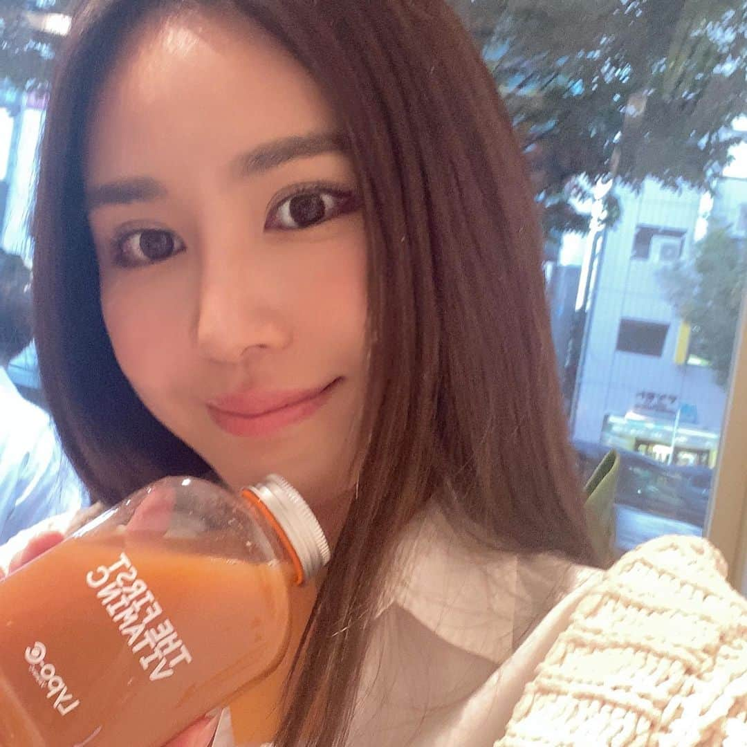 南美沙さんのインスタグラム写真 - (南美沙Instagram)「ビタミンが欲しいと思った時は @lypo_c_official 🍊 今、ちょうど @lypo_c_official 初の路面店でPOPUPやってるよ🥰✨🍊 体の免疫も強くなる気がするし 友達が1ヶ月飲み続けたら、本気でお肌綺麗になったそうで🤭✨ 騙されたと思って飲んでみてるなう。。✨❤︎ 実は @lypo_c_official さんのライブ配信とか弊社で手伝ったりもしたのだけど、それとは関係なく実力で勝負している商品☺️🍊✨✨ #official #モデル #サーフガール #自然  #アクティブ #サーフィン」10月28日 22時56分 - miee.misa