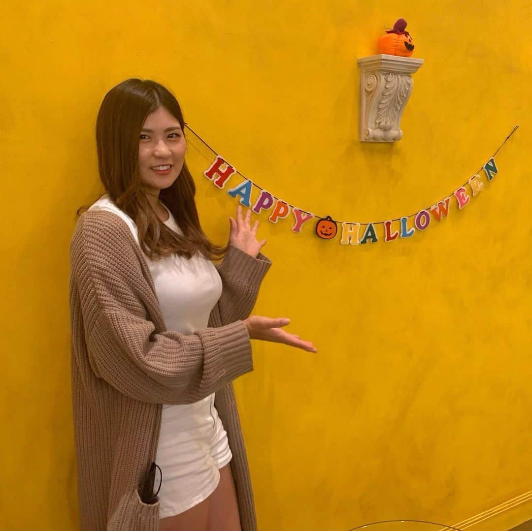 のインスタグラム：「はろうぃーん🎃♥ 先日、ベアハグで骨盤矯正をやってもらいました！ カマキリみたいなポーズになったり色んな関節技をかけられた🤣笑 1回の施術で2cm程骨盤が縮まったの！！ ベアハグの整体師さんは本当に手技がうまい。  目指せ華奢ごるふ🦒💓(他力本願)  全国に店舗があるので、 皆さんもぜひ身体を整えに行ってみてください🧸✨ ベアハグさん、いつもありがとうございます♥️ @bearhug_official  . #まいごるふ#ゴルフ#ゴルフ女子#ゴルフスイング#ベアハグ#骨盤矯正#整体#maigolf#bearhug#golf#TaylorMade#golfswing#golfwear#골프#골프스윙#골프중독#골프웨어」