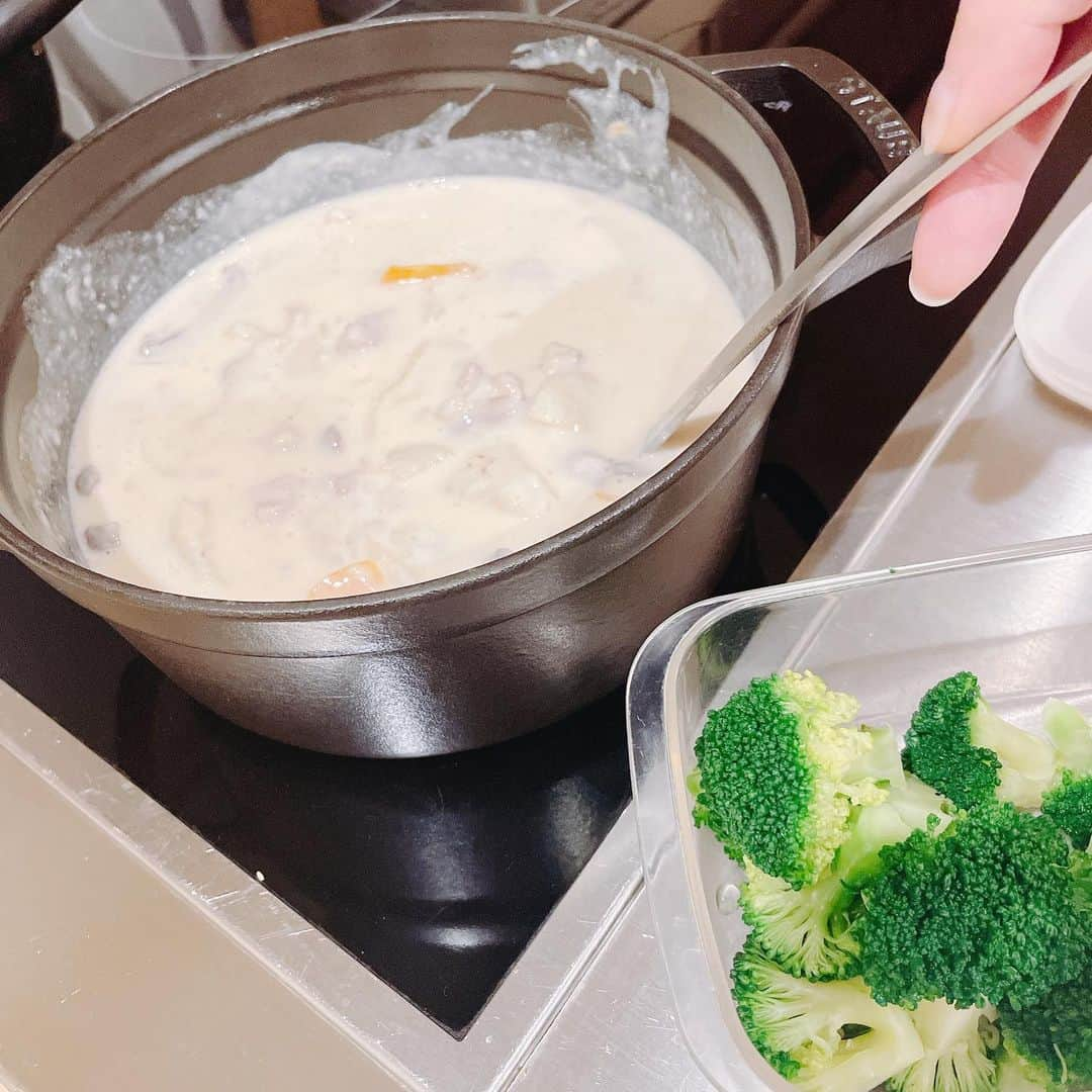 葉月里緒奈さんのインスタグラム写真 - (葉月里緒奈Instagram)「時間差ごはん。 食べ方もいろいろ。 #おうちごはん #夕ご飯#クリームシチュー#jkはパンと食べる派#モッツァレラチーズトースト#夫はパスタに後がけ派#私は煮込みパスタ#サラダの代わりにフルーツ#シャインマスカットとオレンジ#煮込み調理の時の鶏肉は#皮と脂を取りまくる #胡椒と白ワインを揉み込んで一晩冷蔵庫でねかせる#野菜の水分と牛乳と生クリームで濃厚クリームシチューの完成#ねこ#ねこすたぐらむ #ねこのいる生活 #ロシアンブルー#ロシアンブルー女の子 #食いしん坊ねこ#rionahazuki」10月29日 9時57分 - riona_hazuki