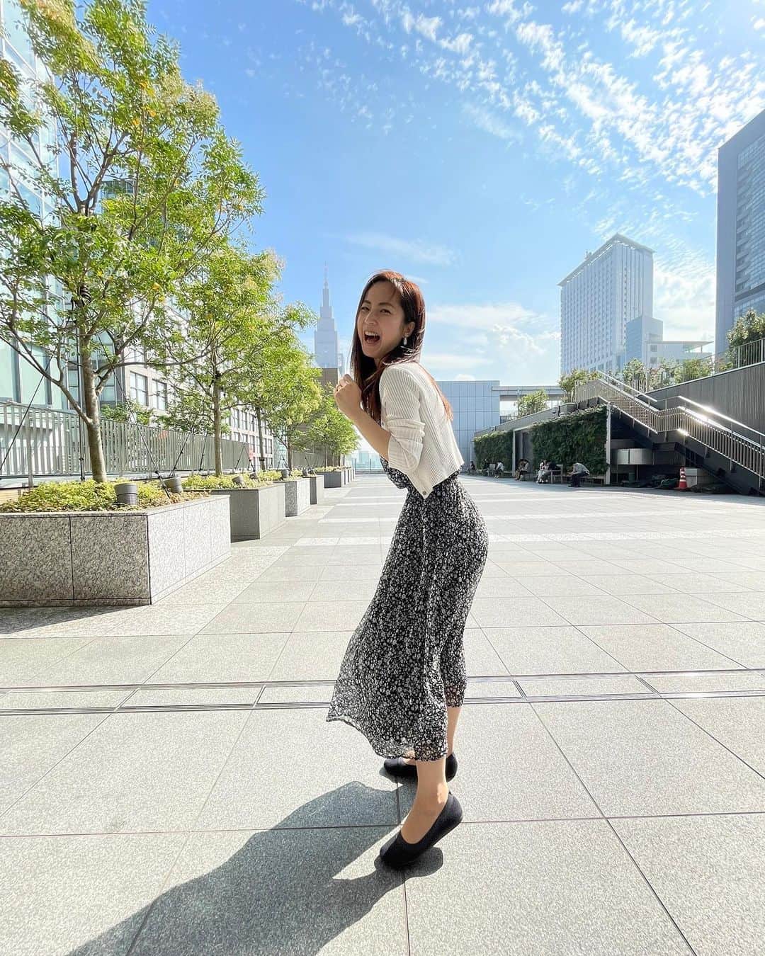 のインスタグラム：「久しぶりに早起きのお仕事で まだ空がくらいうちに家を出たのですが、終わったら快晴でポカポカでとてもハッピー🥳🎶 ⁡ 早起きは三文の徳！！ ⁡ ⁡ ⁡ みなさん良い金曜日をお過ごしください♪(´ε｀ )」
