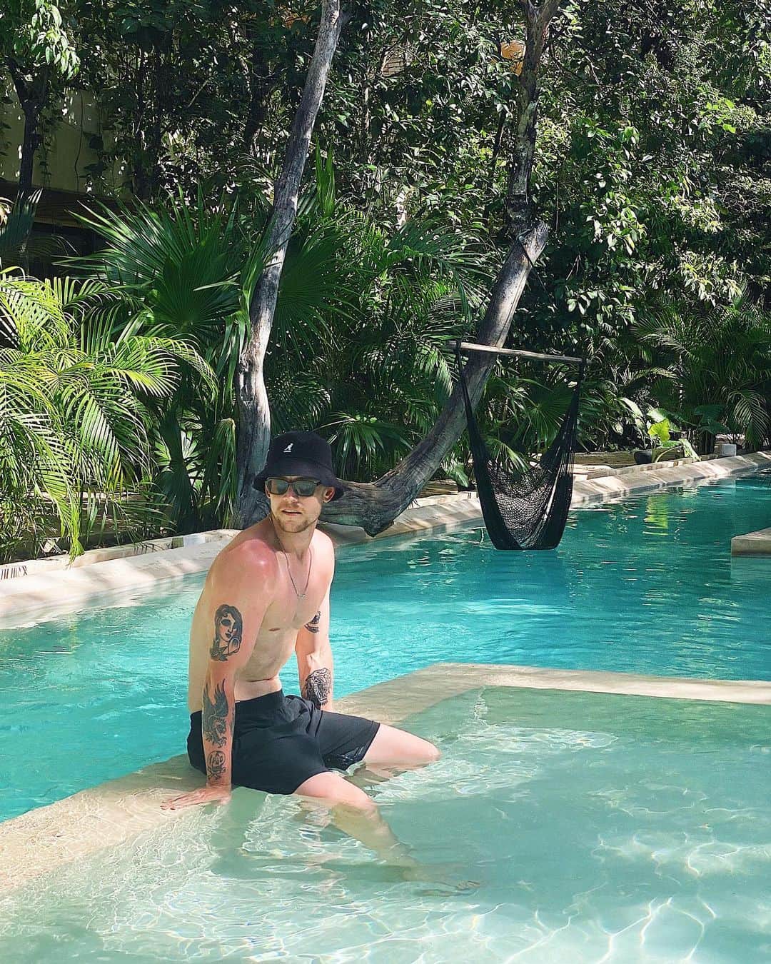 テイラー・ペンバートンのインスタグラム：「Swipe for island boi」