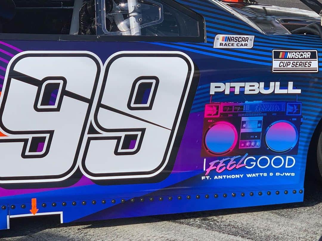 のインスタグラム：「#TBT w/ 💥 @daniel_suarezg, @teamtrackhouse & @nascar #IFEELGOOD」