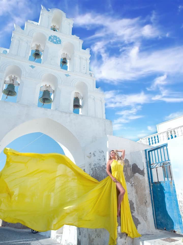 アリサ・ラモスのインスタグラム：「So much flow ones! 😻 Do you like the yellow or the pink dress from yesterday better??  This shoot was easier for me because there was way less wind and I wasn’t getting blown away, but more difficult for the photo assistant because she had to keep throwing the end of the dress into the air!  Will be making a BTS video about the whole shoot next!   Big thanks again to @flyingdress.photo for this amazing shoot!!! 💖  #flyingdress #flyingdresssantorini #greece #santorini #mylifesatravelmovie #photoshoot #bucketlist #sonyalphasclub #sonyalphafemale」