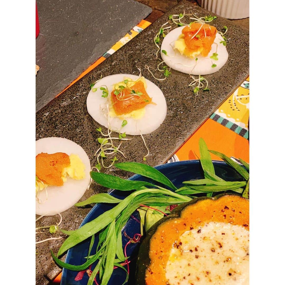坂田陽子さんのインスタグラム写真 - (坂田陽子Instagram)「久々の大人女子会の @kana723  さんのお料理は #ハロウィン バージョン ・ かぼちゃのチーズ焼き、 伝説の家政婦しまさんレシピの 大根、バター、明太子カナッペは、ヘルシー美味しーがモットーの　#kanaレシピ　らしく グラスフェッドバターを使用していて罪悪感ゼロ🤣 ・ マシュルームのペーストやサーモンのサラダ、アヒージョなどなどモリモリ食べてぐいぐいぐい飲んで寝落ちして（私だけ笑笑）よーく喋った日。 ・ 今年もお家ハロウィンの方が多いでしょうけど 皆様。楽しい一日をお過ごし下さい🎃👻　 ・ 5枚目→カナさんの変なノリに付き合うレポーター風のサカタ ・ 6枚目→寝落ち中のサカタの頭皮マッサージをする優しい ＠kana723 と　@saramomemi  ・ Happy Halloween🎃👻🌟 ・ ・ #お家ハロウィン #ハロウィンレシピ #大人女子会　#婦人会 #halloween  #halloweenparty」10月29日 1時33分 - yokosakata