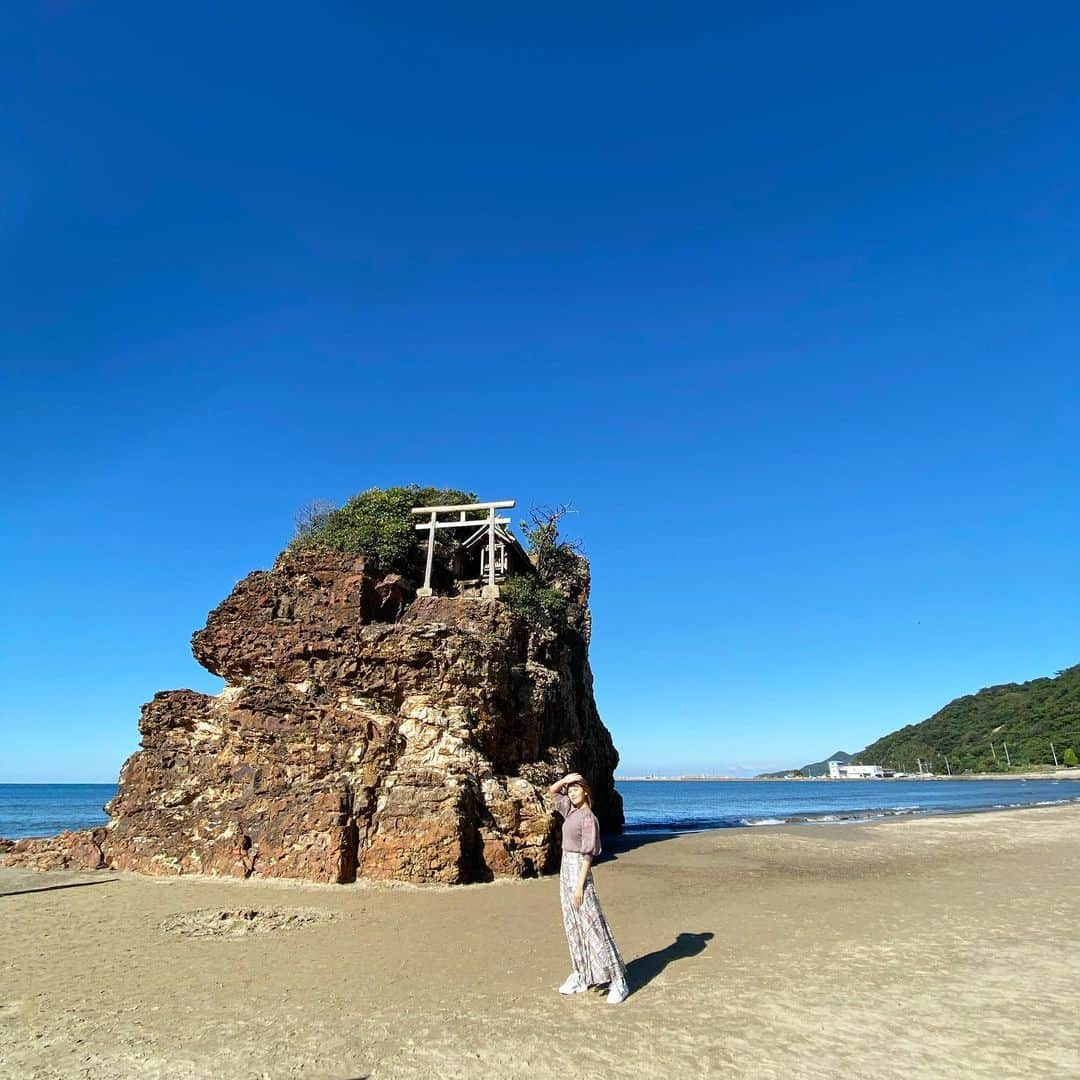 藤村椿のインスタグラム：「. . . 朝8:30 八百万の神々が集まる 神在月に稲佐の浜に上陸⛩  の、つもりが… 旧暦を見てなかったので間違えて 1ヶ月早く来てしまいました😵‍💫  #飛行機始発 #弾丸ツアー #稲佐の浜 #島根県 #出雲 #八百万の神 #神在月 #神在祭 #島根旅行 #島根県出雲市  #神在月のこども #旅行的意義 #旅スタグラマー  #旅スタグラム」