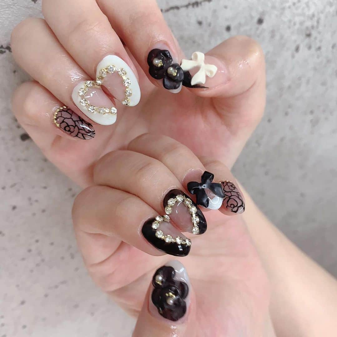 七瀬さくらさんのインスタグラム写真 - (七瀬さくらInstagram)「new nail ⁂ @kimi.k_nail さんに、#生誕祭ネイル してもらいました꒰ঌ♥️໒꒱  🎂❤️  やりたかった #ハートネイル そして #3dnail 可愛すぎるー！ #薔薇ネイル #お花ネイル 🌹  ありがとうございます👌🏻  #nailart #nails #naildesign  #nailsofinstagram  #naildesigns #ネイルデザイン  #トレンドネイル #ネイルアート  ━━━━━━━━━━━━━━━━」10月29日 1時54分 - 739ra