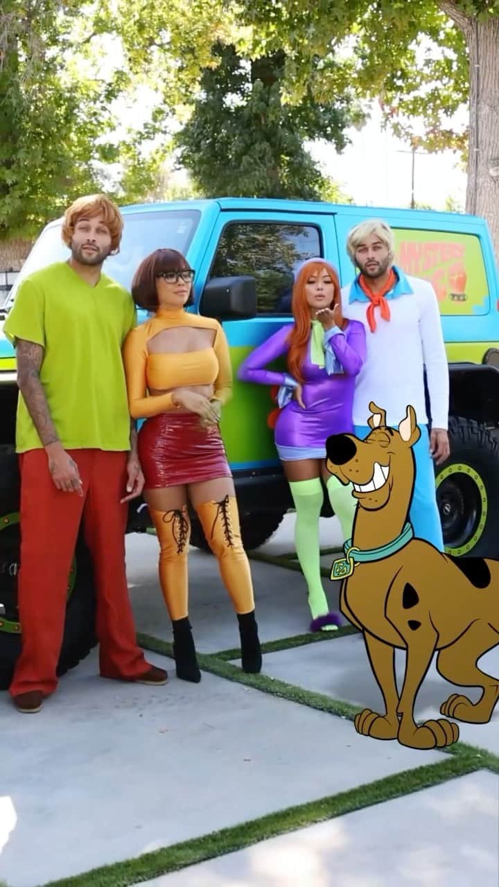 リアン Vのインスタグラム：「The Mystery Gang is here! 🚙🔎👻 @foreverus 🔥😂   Video : @romansofia_  Cartoon animation : @MarcStrong Mystery Gang Truck : @destorm」