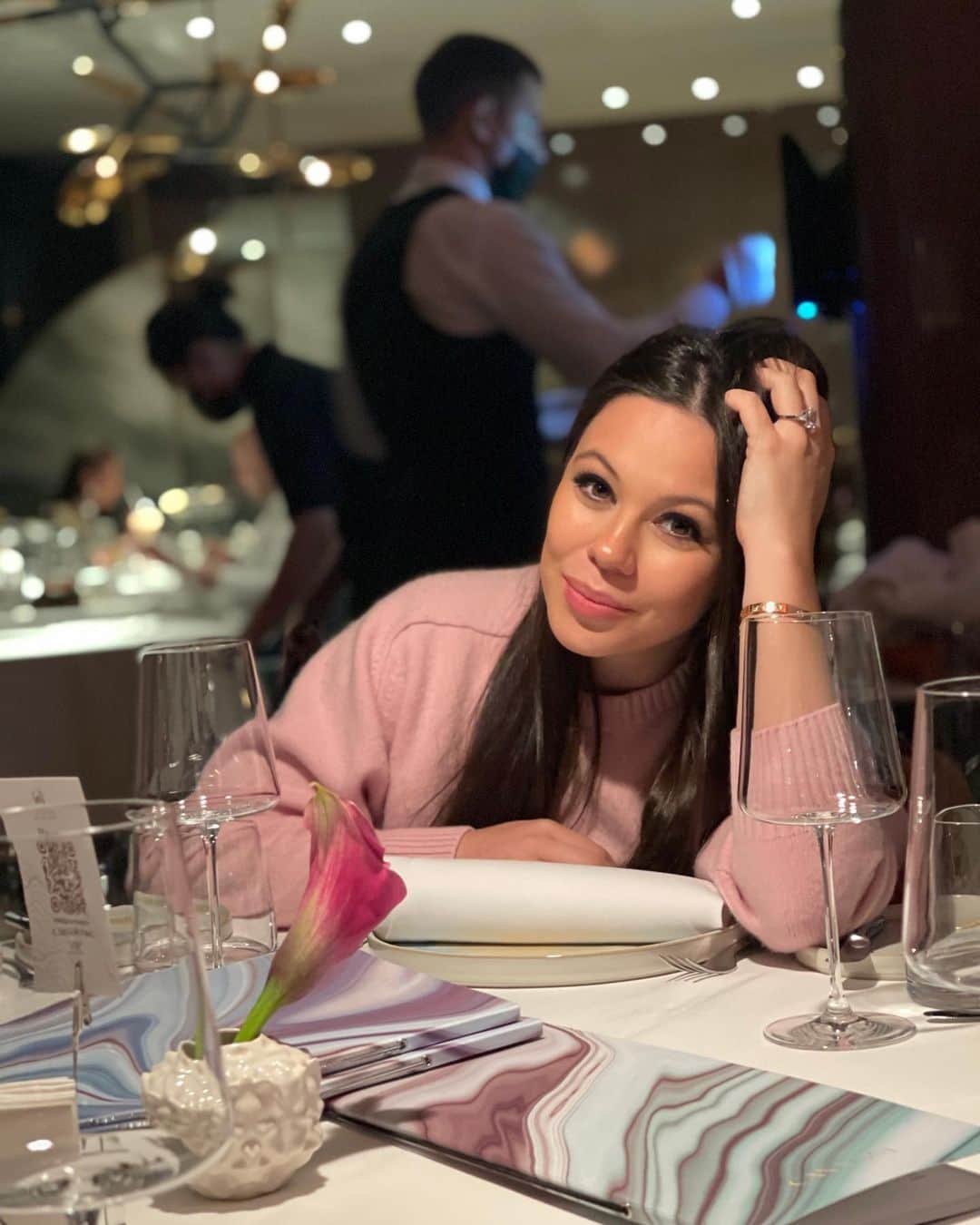 エレーナ・イリニフのインスタグラム：「Amazing night, great place and wonderful people around. So Grateful💖✨」