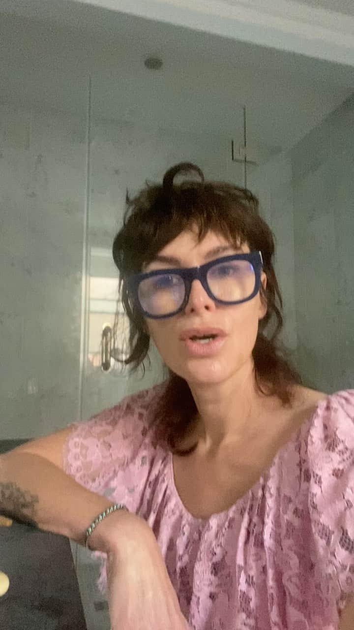 レナ・ヘディのインスタグラム：「Little insta live in 6 mins .. @haircuts4homelessuk .. C’mon … ❤️❤️❤️🤪 #dadjokes」