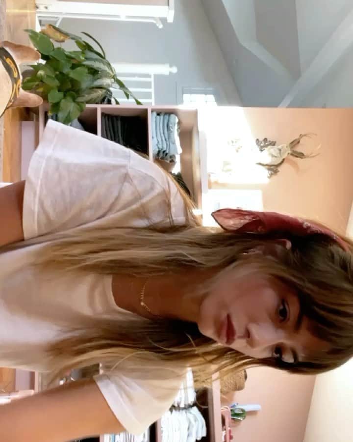 クロエ・ベネットのインスタグラム：「anxiety and scissors result in homemade bangs cut at 4am n hiding from the world for weeks until they grow out enough to not look insane n honestly i don’t recommend— 3/10 experience all n all (happy almost halloween witches)」