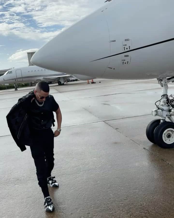 ヤンデルのインスタグラム：「🙏🏼❤️‍🔥👨🏻‍✈️🛫」