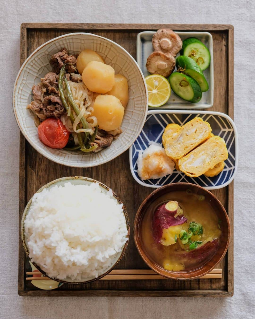 わたをのインスタグラム：「あさごはん  にし阿波の食材で朝ごはんを作ったよ🙌  じっくり柔らかく炊いたのに、煮くずれしてないなぁ。凄いぞ「ごうしゅいも」 焼き芋も好きだけど、今朝は温かいお味噌汁をズズズ…。サツマイモの「ひめあやか」 一粒一粒がしっかりとした新米「あきさかり」。このお米好きなタイプです🌝  「にし阿波」とは 徳島県西部の美馬市、三好市、つるぎ町、東みよし町の2市2町からなる地域のこと。 広大な自然と伝統農法に支えられた、地域独自の県産品や食文化を持つ「食と農の景勝地」なのです。  徳島県人として、「にし阿波」の発信発展に協力させて頂きます🕺  #徳島 #にし阿波 #にし阿波スタイル #美馬市 #三好市 #つるぎ町 #東みよし町 #おうちごはん #朝ごはん #あさごはん #朝食 #肉じゃが #ごうしゅいも #あきさかり #ひめあやか #Yummy #Delicious #Japan #japanesefood #breakfast」