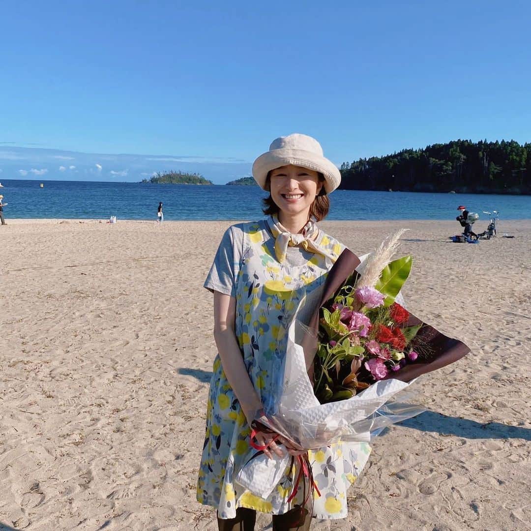 のインスタグラム：「新人スタッフAです。  先日 #気仙沼 では気嵐が見られたそうで、 一段と寒くなってきましたね！ #気仙沼大島 で撮影がスタートしてから約1年、 おかえりモネは無事に放送を終えることができました。 京香さんは、ご協力いただいた地元の皆さまに 直接お礼を伝えることができ、 舞台となった宮城県で撮了することができて良かった、 と言っていました！ 皆さま、最後までご視聴いただき ありがとうございました☺️  #NHK#朝ドラ#おかえりモネ#お盆のシーンもこの海辺で撮影#ありがとうございました#鈴木京香#kyokasuzuki」