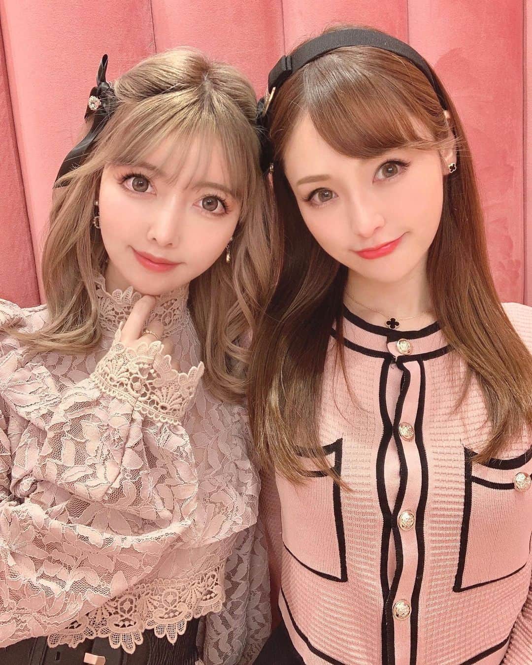 のインスタグラム：「よったんとアフタヌーンティー 祭りやばかった🤣💓 毎日はしごしてたよ！笑  この日はぴんく空間だったから リーナを着てみました🥺💓 甘々ワンピース可愛かった！ (@riina_couture )  #甘々コーデ#アフタヌーンティー#表参道#表参道カフェ #女子会#親友ちゃん#いつもありがとう」