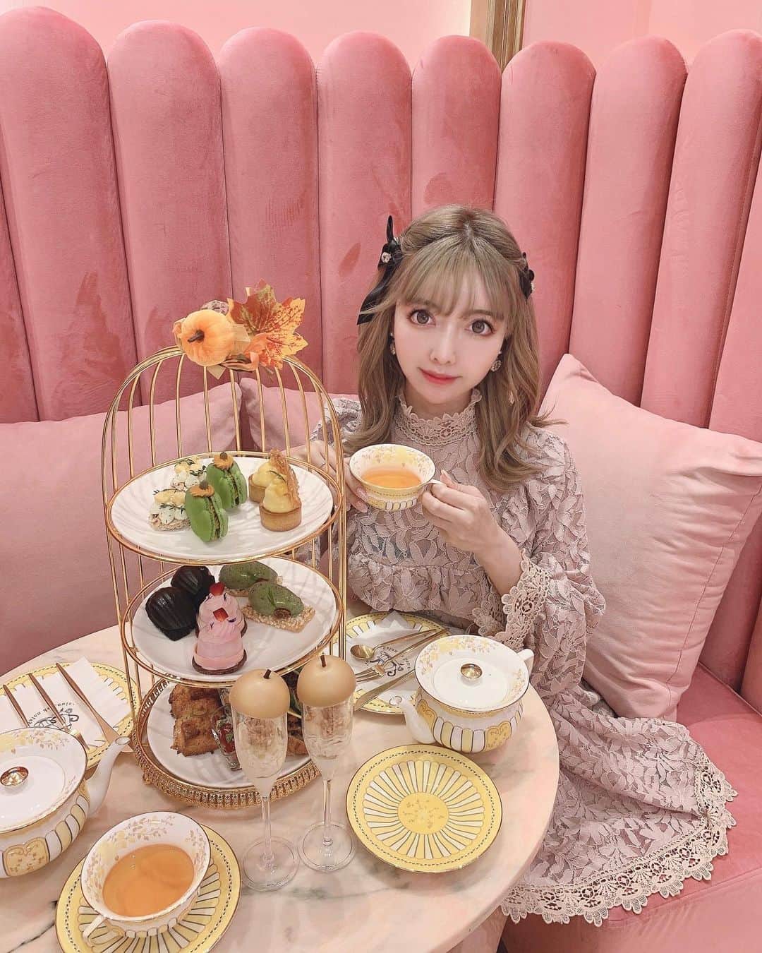 のインスタグラム：「甘々ワンピースは リーナを着ました🥺💓 (@riina_couture )  レース柄で落ち着いた 色合いが可愛すぎたよ✌️ やっぱりアフタヌーンティーの時 甘々コーデをしたくなる🤣💓  好きな服を沢山着ていきたいな！  #アフタヌーンティー#女子会#表参道#表参道カフェ#甘々コーデ#甘々ワンピース#ワンピース#コーデ記録#レース柄#リボン」
