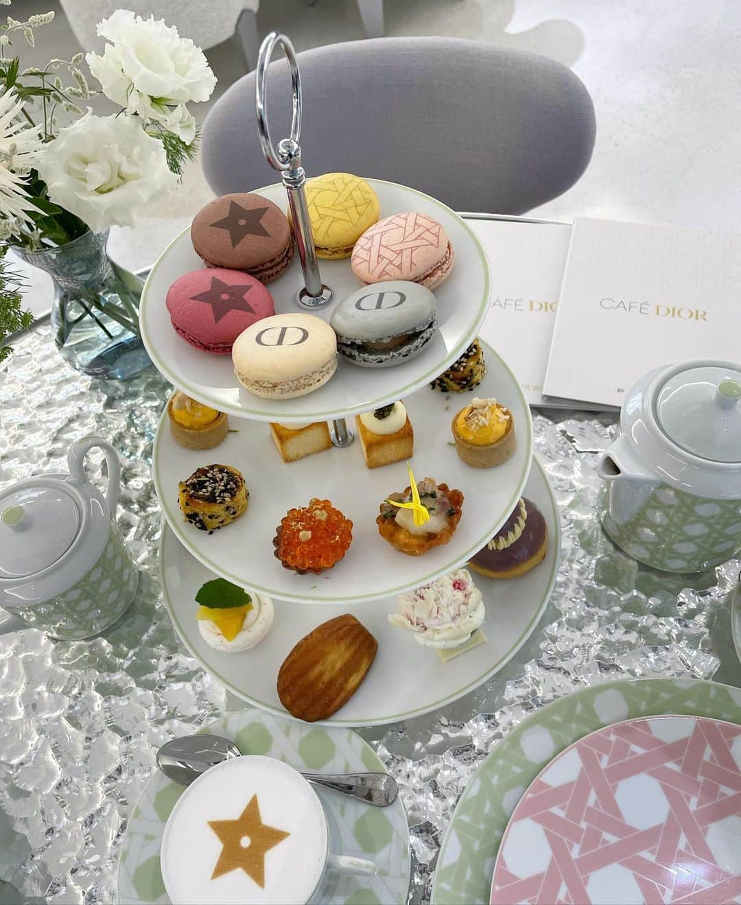 三秋里歩（小谷里歩）のインスタグラム：「♡CAFÉ DIOR BY LADURÉE♡ . インスタで見つけて絶対行きたい！と思って すぐに予約を取りました🥰 見た目だけじゃなくて味も抜群に美味しかったです🤤💓 . . . @dior #dior #cafe #diorcafe #cafedior  @maisonladuree #afternoontea #laduree」