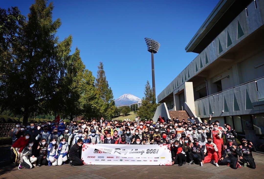 豊田章男さんのインスタグラム写真 - (豊田章男Instagram)「. 先週末の24日、TGRラリーチャレンジ第11戦 富士山すそのに出場しました。  今回のコドラは全日本ラリー選手権3連勝中の「ノリさん」こと勝田範彦選手！ コドラとしての参戦は人生で2度目だったそうです。  ノリさんには、初めてご一緒したイベントでドーナツターンを見せてもらいました。 そこで、やり方を教えてもらったことがご縁となり、2012年の新城でモリゾウはラリーデビューしました。  そんなノリさんと初めてのレッキ。 秋なので落ち葉がないか気になっていましたが、すごくきれいに掃除されていました。 地元や関係者の皆さま、本当にありがとうございました。 快晴にも恵まれ、雄大な富士山が見守る中、気持ちよく走らせていただきました。  全国各地で行うラリーチャレンジは「まちおこし」と「ラリー文化底上げ」への挑戦です。 地元やファン、大会を支えてくれる皆さんの笑顔につながるよう、私も盛り上げに参加していきたいと思います。  Last weekend I raced at the TGR Rally Challenge at Fujisan Susono.  My co-driver was Norihiko Katsuta aka Nori-san, who had just won three consecutive All Japan Rally Championships and it was his second time as a co-driver.  Nori-san had performed donuts at the event we first participated in and showed me how. Because of that day, Morizo became a rally racer and debuted in the rally championship at Shinshiro, 2012.  In Susono’s rally we were a little worried of the autumn leaves on the course but we were surprised to find how beautiful and maintained the streets. My gratitude goes to all of the people of Susono, and the  members who supported this championship. With all of their support we were able to enjoy the sun and the breeze at the very foot of the magnificent Mt.Fuji.  TGR Rally Challenge are a challenge to revitalize the local area and towns, as well as to enhance the rally culture. I will keep on participating for the fans and the locals who supports us.   #TGRrallychallenge #ラリーチャレンジ #TOYOTAGAZOORacing」10月29日 18時00分 - akiotoyoda_official