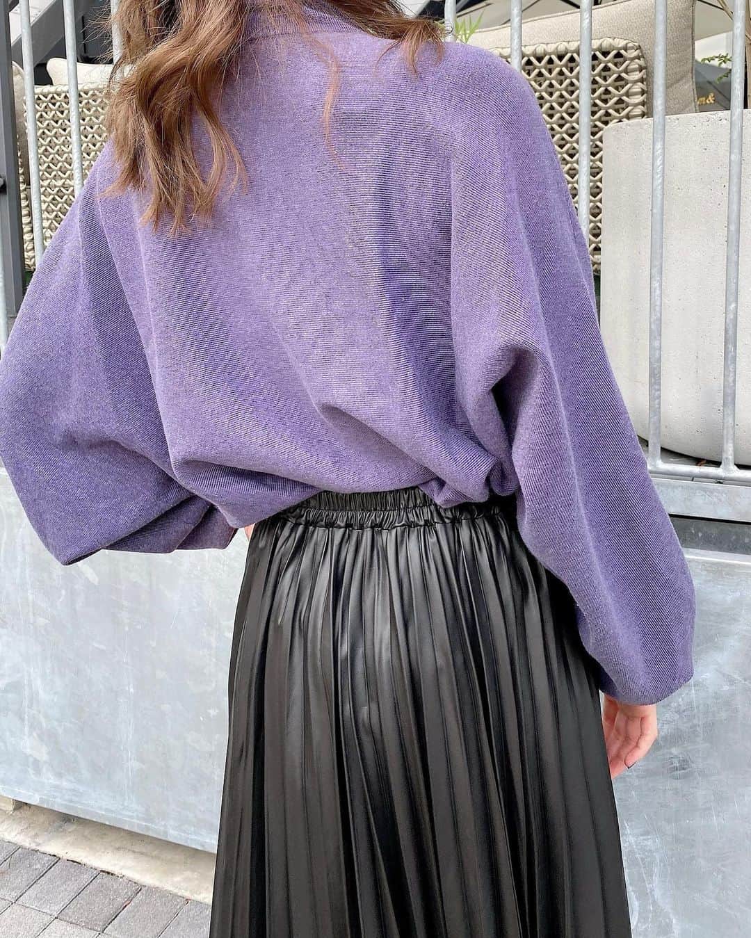 YUKIKOさんのインスタグラム写真 - (YUKIKOInstagram)「. 秋冬の服はブラック多めだ😳✨ レザーのプリーツスカートに 重くなりすぎないようカラーのニットを🧶 首元詰まってる時は 髪はスッキリさせるよ🤍 . このスカートウエストゴムだし 軽いから楽ちんだよ👍🏻💓 広がりすぎないシルエットだから インしてきても着膨れしない🤭 角度によって艶が出て光沢感があるから 高見えするのもお気に入り💟 . ちなみにこのスカート2999円🤭✨ . #code #coordinate #classicalelf #outer #クラシカルエルフ #エルフコーデ #コーデ #プチプラコーデ #秋冬コーデ #スカート #プリーツスカート #トレンドアイテム #トレンド部 #161cm」10月29日 18時03分 - 128yukinco