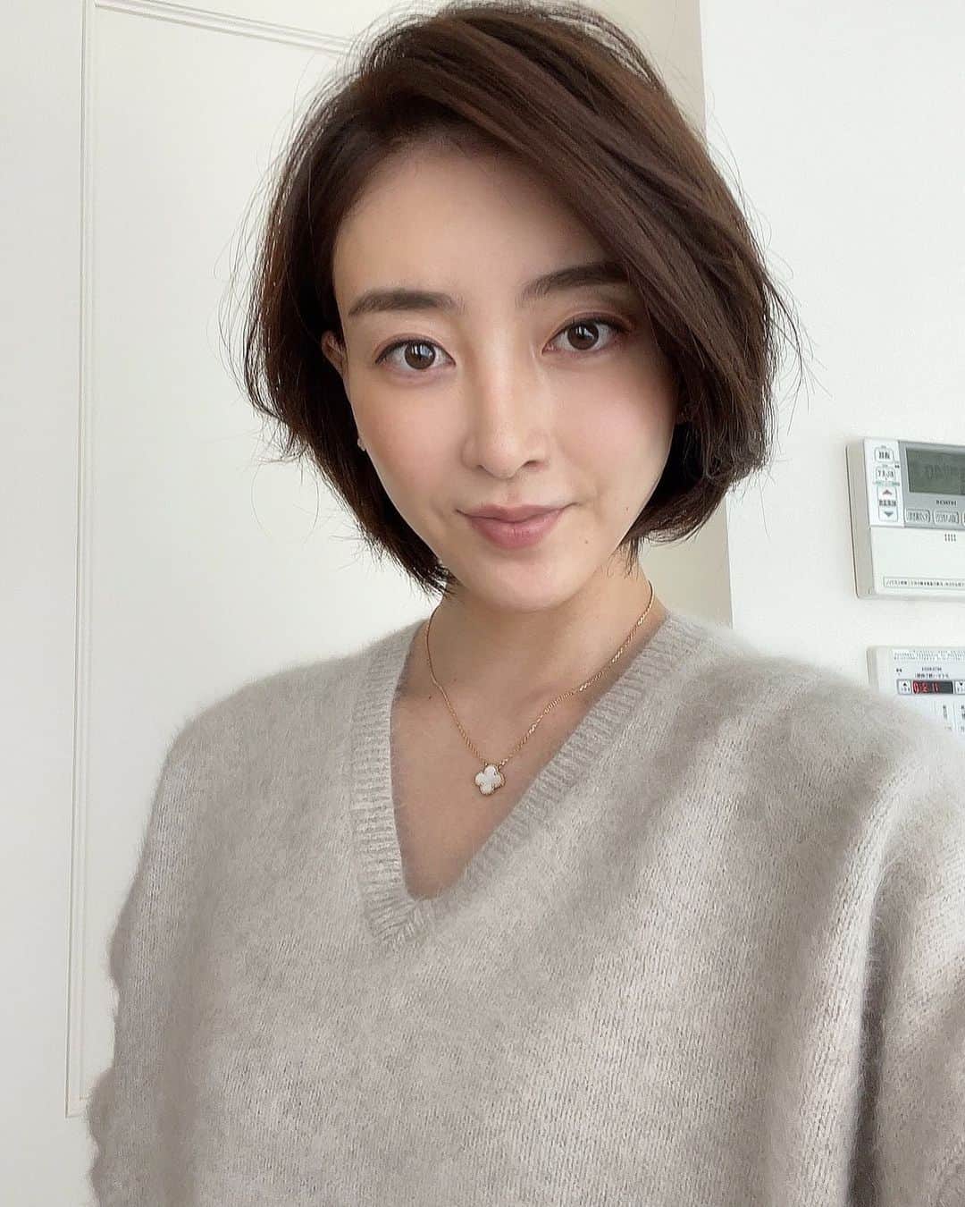 渡辺舞のインスタグラム：「髪伸びたなぁ。全然切りに行けてないしいつも右左寝癖つけたまま育児してますが、久々にきちんとセットしたので自撮りなんかしてみた😂いつぶりだろう。  産後2か月経ったけど髪質などの変化は今のところなし。抜けるって噂に震えてます🙉」