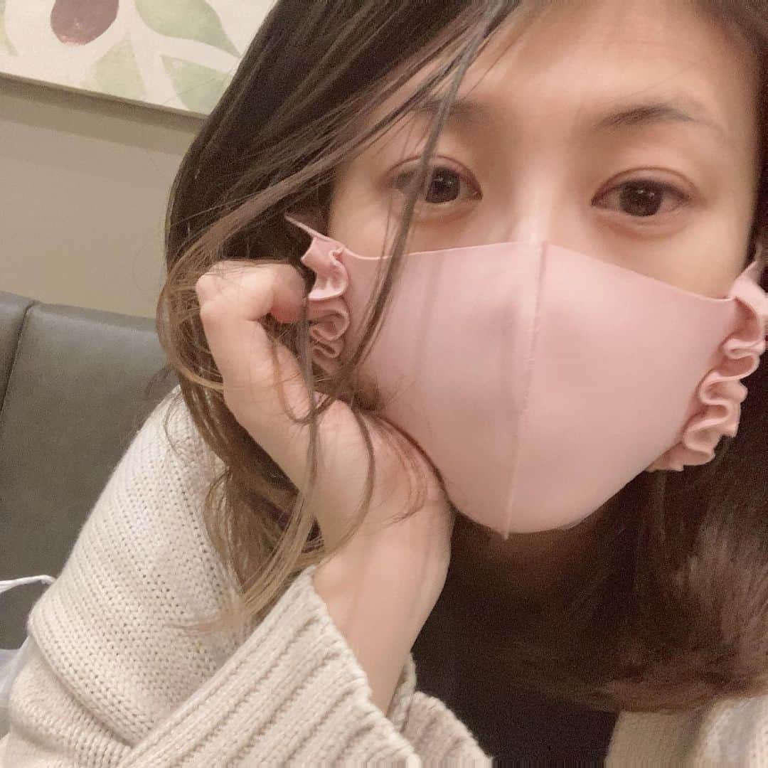 小阪有花（小阪由佳）のインスタグラム：「気まぐれに投稿することからはじめる〜☺️  たまに更新して、更新止まって、また更新する。  好きなもののせたり、仕事の報告したり、PR案件したり、友達との写メのせたりしよーと💮」