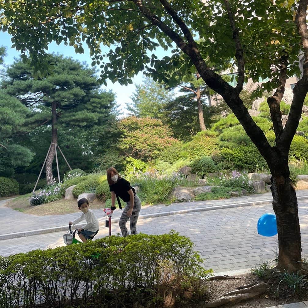 チン・イェソルのインスタグラム：「많은일이 닥쳐왔던 몇달간 ,이제그만 나아가야지 #너희들과있으면힐링 🍀 #설레이는5살오빠」