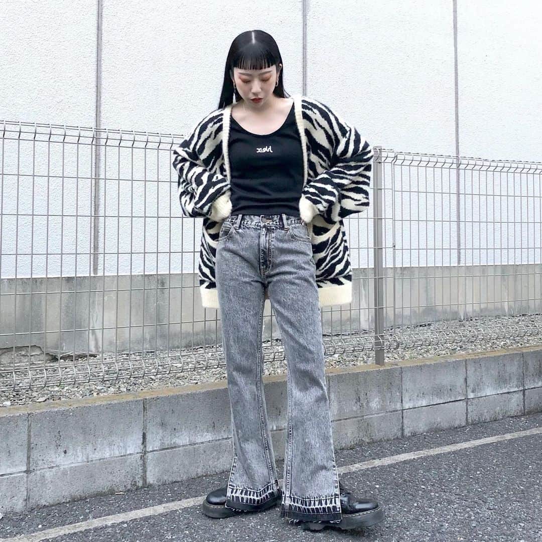 XGIRL_ootdのインスタグラム：「#xgirl_ootd @yuriiii2 162cm 　 X-girl store STAFF 　 ------------------------------------ ▪️ZEBRA PATTERN OVERSIZED KNIT CARDIGAN ￥14,300(税込) ▪️CHEMICAL WASH SIDE SLIT FLARED DENIM PANTS ￥13,200(税込) ▪️2-PACK TANK TOP ￥5,500(税込) ------------------------------------ 　 #xgirl #xgirljp #xgirlus #エックスガール #ストリートコーデ #ストリートファッション #スタッフスナップ #ゼブラ #カーディガン #オーバーサイズ」