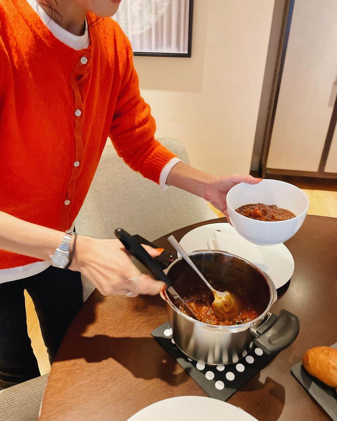原田沙奈子さんのインスタグラム写真 - (原田沙奈子Instagram)「レイちゃん親子とハロウィンパーティ🎃 今年は気分を変えてキッチン付きのホテルで。 楽しかったなぁ。  キッチンが充実してるから、 （ @fisslerjapan の調理器具だった） ゆっくりお家のように過ごせたの嬉しかった。  あつあつ料理が出せたし、冷めたら温めもできるし。 えー！このタイミング？ていう腹ペコな子供の要求にも余裕で対応できるし。←  明るいうちからレイちゃんとゆるゆる料理するの贅沢だったなー♡  @discoverasrjapan  @_ascott_mt_jp_  #アスコット丸の内東京 #フィスラー #おこもりステイケーション」10月29日 18時57分 - sanakoharada