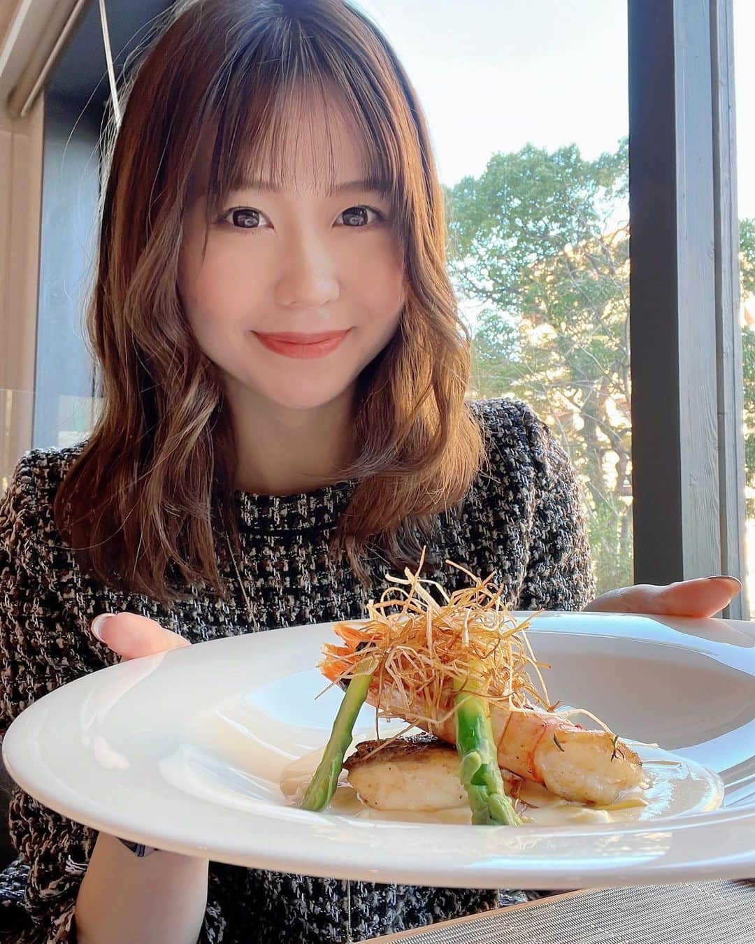 KANAのインスタグラム：「今日はKKRホテル博多でlunch🍽🌿  alcamonで食べるお料理はぜんぶお洒落で 本当に美味しい😭💗  KKRホテル博多さまのブライダルモデルを 務めさせて頂くことになってalcamonや萌木で 何度もお食事してるけど毎回季節に合ったお料理だったり 旬の食材を使われていたりで本当に美味しい💓  お子さま連れの方にもおすすめしたい あたたかい雰囲気のホテルレストランです🌿  そして今回みなさんにも知ってほしくて写真撮ってきたのが 「糸島食堂」と「KKRホテル博多」のコラボ企画！  糸島食堂の海鮮丼がお家で食べられる自動販売機🍣✨  お店と同じ盛り付けで瞬間冷凍した人気の海鮮丼３種が ホテル１階特設スペースで24時間買えちゃうんです✨✨  これから夜ご飯で海鮮丼作るからまた明日投稿します〜🐟💕  それではみなさんよい週末を〜🍀  #RFCチア #KKRホテル博多 #糸島食堂　  << @rfccheer >> < @kkr_hotel_hakata > < @fukuoka_toyota > < @bandel_official > . #KKRホテル博多 #ブライダルモデル #bridalmodel  #restaurant #alcamon #今日もいいことあるかも  #福岡トヨタ #イメージガール #car #車 #TOYOTA  #RFCチア #cheer #cheerleader #dance #japan #yell #チア #sports #love #happy #instagood #smile  #dream #hotel #ホテル #福岡 #fukuoka #テラス」