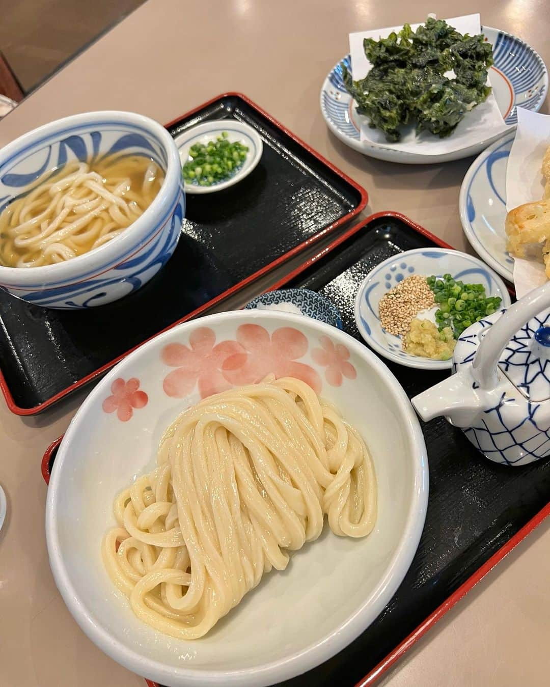 佐野真彩さんのインスタグラム写真 - (佐野真彩Instagram)「香川県うどん巡り 📍【瀬戸晴れ】  こちらのうどん屋さんは、2年程前に出来たばかりですが、もう既に人気店入り✨ （空港近くの某有名店で働かれていた方が出されたお店だそう）   私は“生じょうゆ”を注文。 ここの麺、とにかく感動もの😳💥 今まで味わったことのないモッッチモチの食感。 コシもあるし出汁も美味しいのですが（母はかけ注文）とにかくモチモチの麺に一目惚れしました。 これはヤバイ（ヤバいという言葉は使わないように気をつけているのですが、他に言葉が見つかりません🤤）  これから帰省する度伺います！！  そして後半は、 📍【たからや】  こちらの苺大福が大好きなのです🍓 大粒の甘い苺と大福の相性が抜群で、帰省する度いつも伺っております。  苺以外にも色々な種類があって、今回は季節限定のモンブランもいただきました🌰  香川県に行かれる際、参考にしていただければ嬉しいです♡  #瀬戸晴れ　#讃岐うどん　#食べログ人気店　#食べログうどん百名店 #たからや　#香川県スイーツ #夢菓房たから　#いちご大福　#香川県出身」10月29日 19時04分 - sano.maya