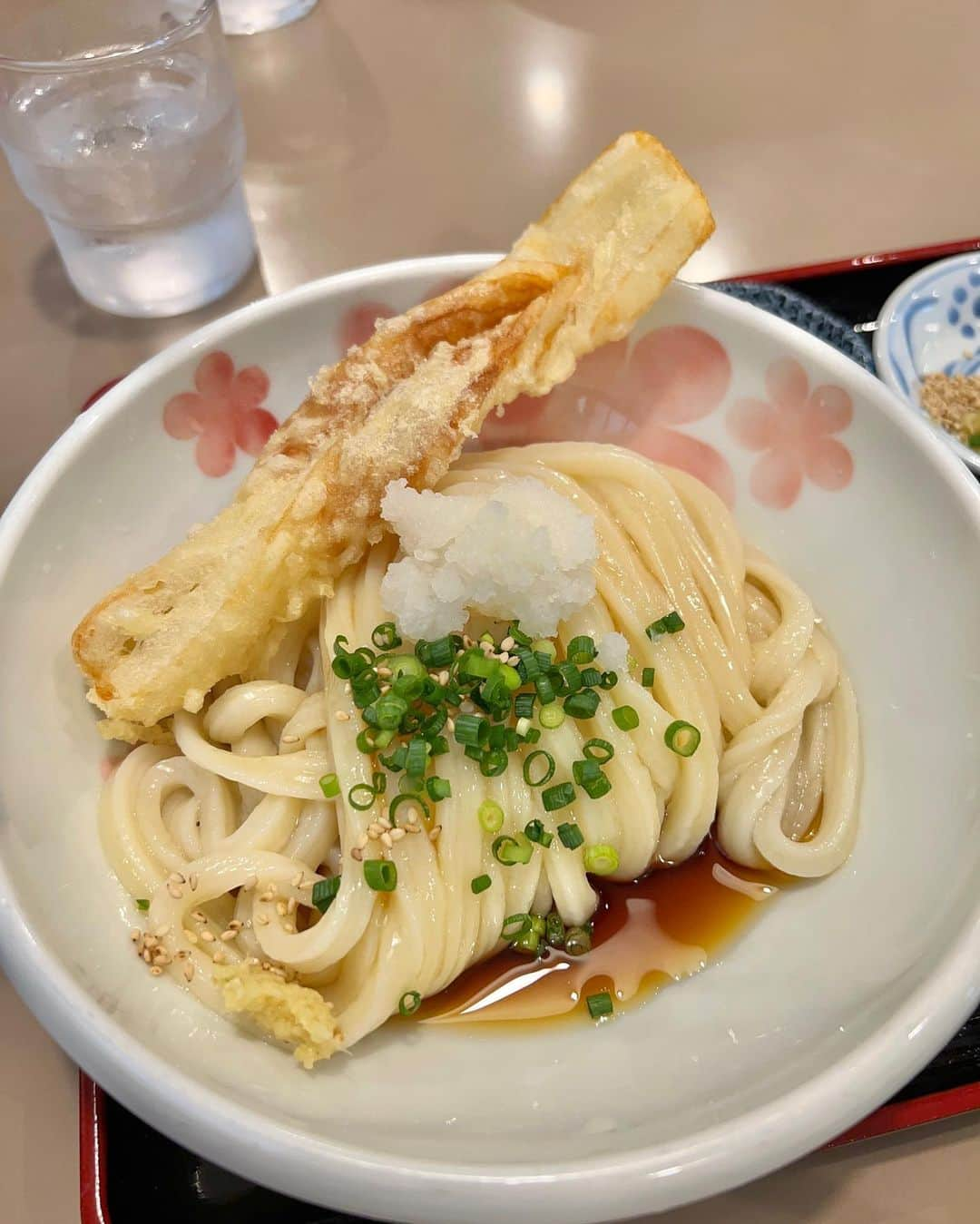 佐野真彩さんのインスタグラム写真 - (佐野真彩Instagram)「香川県うどん巡り 📍【瀬戸晴れ】  こちらのうどん屋さんは、2年程前に出来たばかりですが、もう既に人気店入り✨ （空港近くの某有名店で働かれていた方が出されたお店だそう）   私は“生じょうゆ”を注文。 ここの麺、とにかく感動もの😳💥 今まで味わったことのないモッッチモチの食感。 コシもあるし出汁も美味しいのですが（母はかけ注文）とにかくモチモチの麺に一目惚れしました。 これはヤバイ（ヤバいという言葉は使わないように気をつけているのですが、他に言葉が見つかりません🤤）  これから帰省する度伺います！！  そして後半は、 📍【たからや】  こちらの苺大福が大好きなのです🍓 大粒の甘い苺と大福の相性が抜群で、帰省する度いつも伺っております。  苺以外にも色々な種類があって、今回は季節限定のモンブランもいただきました🌰  香川県に行かれる際、参考にしていただければ嬉しいです♡  #瀬戸晴れ　#讃岐うどん　#食べログ人気店　#食べログうどん百名店 #たからや　#香川県スイーツ #夢菓房たから　#いちご大福　#香川県出身」10月29日 19時04分 - sano.maya