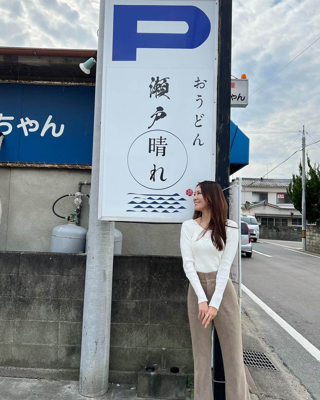 佐野真彩さんのインスタグラム写真 - (佐野真彩Instagram)「香川県うどん巡り 📍【瀬戸晴れ】  こちらのうどん屋さんは、2年程前に出来たばかりですが、もう既に人気店入り✨ （空港近くの某有名店で働かれていた方が出されたお店だそう）   私は“生じょうゆ”を注文。 ここの麺、とにかく感動もの😳💥 今まで味わったことのないモッッチモチの食感。 コシもあるし出汁も美味しいのですが（母はかけ注文）とにかくモチモチの麺に一目惚れしました。 これはヤバイ（ヤバいという言葉は使わないように気をつけているのですが、他に言葉が見つかりません🤤）  これから帰省する度伺います！！  そして後半は、 📍【たからや】  こちらの苺大福が大好きなのです🍓 大粒の甘い苺と大福の相性が抜群で、帰省する度いつも伺っております。  苺以外にも色々な種類があって、今回は季節限定のモンブランもいただきました🌰  香川県に行かれる際、参考にしていただければ嬉しいです♡  #瀬戸晴れ　#讃岐うどん　#食べログ人気店　#食べログうどん百名店 #たからや　#香川県スイーツ #夢菓房たから　#いちご大福　#香川県出身」10月29日 19時04分 - sano.maya