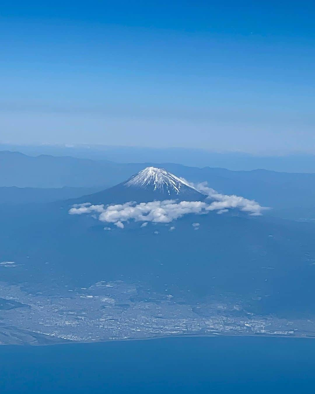 山田佳子さんのインスタグラム写真 - (山田佳子Instagram)「富士山🗻💕 ⁡ #美しい #キレイ #雄大 #いい眺め #日本一の山 #富士山 #機窓から  #見えた」10月29日 10時25分 - yoshiko117