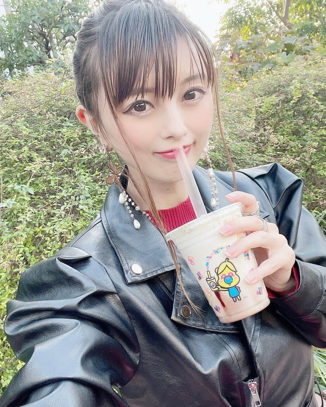 satomiさんのインスタグラム写真 - (satomiInstagram)「👗🌻 ・ 今日はライダースコーデ（@etlish.official）🏍 韓国コーデがマイブーム♡ ・ プチプラでショート丈なのでスタイルよく見えるからお気に入り💕 ・ 飲んでるのはAAAコラボ 【AAA え〜バナナジュース🍌🥤】 ・⁡ 活動休止は寂。。ライブ行きたかった😂とりあえず全７種制覇します😎 ・ https://aaa-banana.jp/shops/　 ここからチェックしてみてね💛💛 ・ 📍クリスピーチキンアンドトマト 新宿東口店 ・ pr @etlish.official #プチプラファッション通販  #韓国ファッション通販  #かわいい子供服  #秋冬コーデ  #etlish #AAA #え〜パンダ #えーバナナジュース #pr @aaa_banana_official #AAA好きな人と繋がりたい #バナナジュース #テイクアウトグルメ #トリプルエー #歌舞伎町 #新宿グルメ #クリスピーチキンアンドトマト #新宿テイクアウト #韓国チキン #ヤンニョムチキン」10月29日 10時26分 - saatoomii47