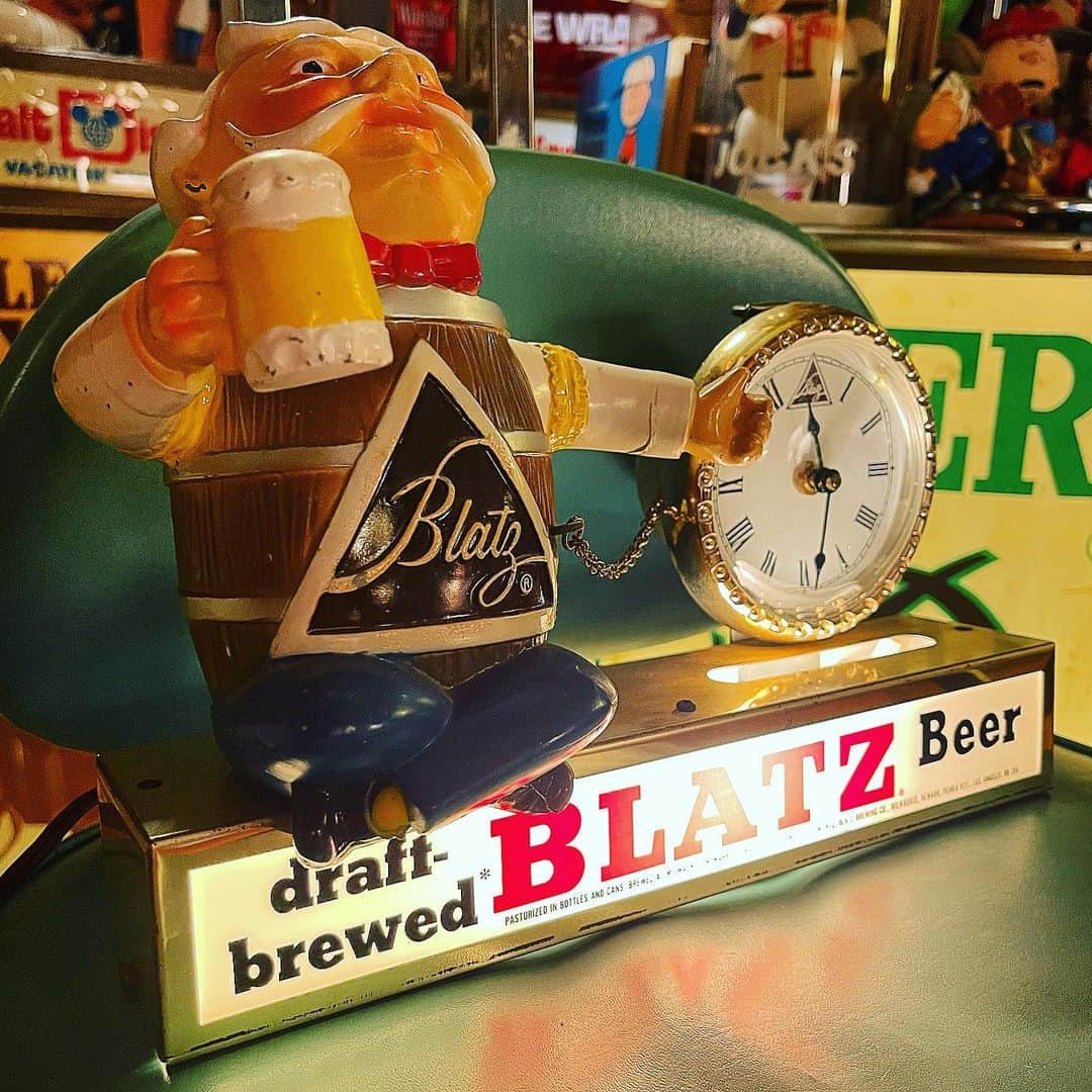 大川知英のインスタグラム：「50's BLATZ Beer Lighted Clock Display🍺 "ビールは俺のガソリン"とか映画みたいに 一度は言ってみたくなるようなライトサイン🚬 やはり部屋を更に渋くさせてくれる👨🏾 俺のガソリンはおタバコとおっ○ぃ..upi🤡❗️ #blatzbeer#Lightclock#display#vintage #50s#男のアイテム#渋い部屋#upi #大人のガソリン#amecajiboys  #takatsubase #アメトイ部#YouTube #captain」