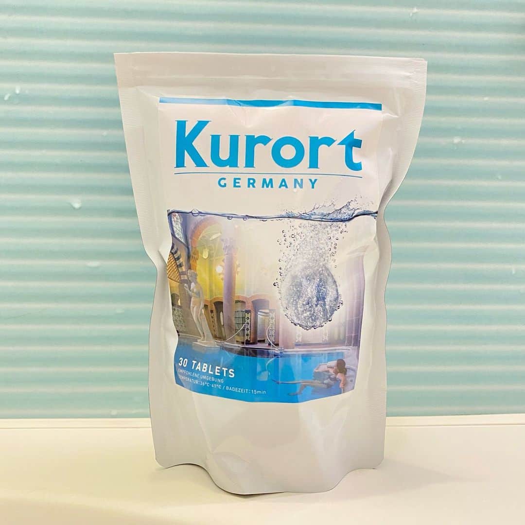 土屋香織さんのインスタグラム写真 - (土屋香織Instagram)「♨︎. おうちで炭酸泉 𝕂𝕦𝕣𝕠𝕣𝕥 🧖‍♀️  よく私の美容院のpostで、炭酸泉は頭皮の汚れが落ちて 劇的にすっきりするんだよーと推してるのを ご覧いただいているかと思うのですが、 炭酸泉って本当万能で大好きなんです。 入浴剤の薬用クアオルトが素晴らしかった❣️ @kurort_official クアオルトはドイツの世界的に有名な 天然炭酸泉の効果と活用法に着目🇩🇪 健康・美容効果を追求した中性重炭酸入浴剤♨️ 発生した炭酸ガスが中和され重炭酸イオンに変化して お湯に溶け込んで有効成分が温浴効果を高めるそう。 . お湯に入れたら発泡しながら溶けていきます。 そんな熱くないお湯に浸かっていたのに 笑えるくらい大量に発汗😆💦 身体ぽっかぽかで本当気持ちよかった☺️✨ 毛穴の皮脂汚れもすっきりするのが 重炭酸入浴剤の特徴ですよね✨ お風呂上がりも肌がしっとりしてました♡ 血流促進してくれるから冷え性の私は これからの季節これめちゃくちゃ活用したいです。 そして走った後のケアにも最適ですよね✨ これランナーさん達にもめちゃくちゃ推したいです🏃‍♂️🏃‍♀️✨ 10分くらい浸かると血流がよくなってくるから 忙しい人は15分の入浴をおすすめします♬ 残留塩素もゼロにするので赤ちゃんにも安心だそうで 子供と一緒の入浴にも使えますよ☺️ . . . #薬用クアオルト #クアオルト #kurort #PR #入浴剤 #重炭酸入浴剤 #お風呂 #重炭酸 #重炭酸泉」10月29日 11時11分 - kaorintsuchiya