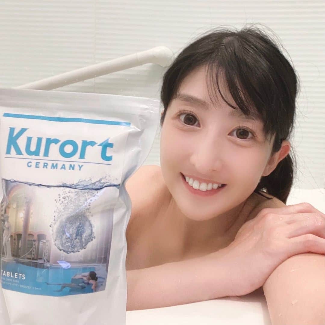 土屋香織さんのインスタグラム写真 - (土屋香織Instagram)「♨︎. おうちで炭酸泉 𝕂𝕦𝕣𝕠𝕣𝕥 🧖‍♀️  よく私の美容院のpostで、炭酸泉は頭皮の汚れが落ちて 劇的にすっきりするんだよーと推してるのを ご覧いただいているかと思うのですが、 炭酸泉って本当万能で大好きなんです。 入浴剤の薬用クアオルトが素晴らしかった❣️ @kurort_official クアオルトはドイツの世界的に有名な 天然炭酸泉の効果と活用法に着目🇩🇪 健康・美容効果を追求した中性重炭酸入浴剤♨️ 発生した炭酸ガスが中和され重炭酸イオンに変化して お湯に溶け込んで有効成分が温浴効果を高めるそう。 . お湯に入れたら発泡しながら溶けていきます。 そんな熱くないお湯に浸かっていたのに 笑えるくらい大量に発汗😆💦 身体ぽっかぽかで本当気持ちよかった☺️✨ 毛穴の皮脂汚れもすっきりするのが 重炭酸入浴剤の特徴ですよね✨ お風呂上がりも肌がしっとりしてました♡ 血流促進してくれるから冷え性の私は これからの季節これめちゃくちゃ活用したいです。 そして走った後のケアにも最適ですよね✨ これランナーさん達にもめちゃくちゃ推したいです🏃‍♂️🏃‍♀️✨ 10分くらい浸かると血流がよくなってくるから 忙しい人は15分の入浴をおすすめします♬ 残留塩素もゼロにするので赤ちゃんにも安心だそうで 子供と一緒の入浴にも使えますよ☺️ . . . #薬用クアオルト #クアオルト #kurort #PR #入浴剤 #重炭酸入浴剤 #お風呂 #重炭酸 #重炭酸泉」10月29日 11時11分 - kaorintsuchiya