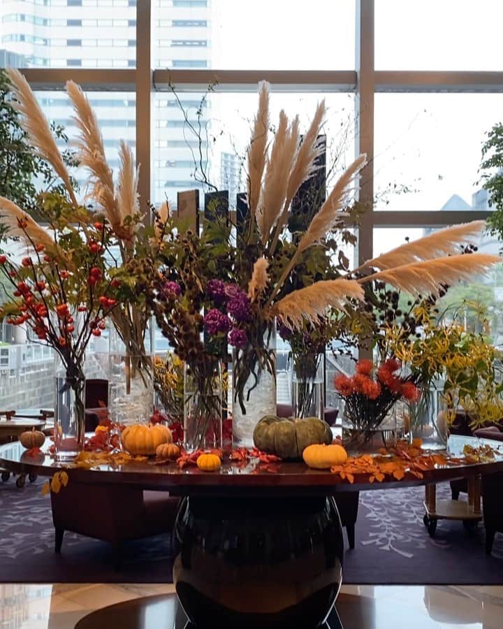 横浜ロイヤルパークホテルのインスタグラム：「. 今週末はハロウィン。 こちらのロビー装花もいよいよ日曜日までです。  素敵な週末をお過ごしください🎃  #横浜ロイヤルパークホテル  #yokohamaroyalparkhotel」