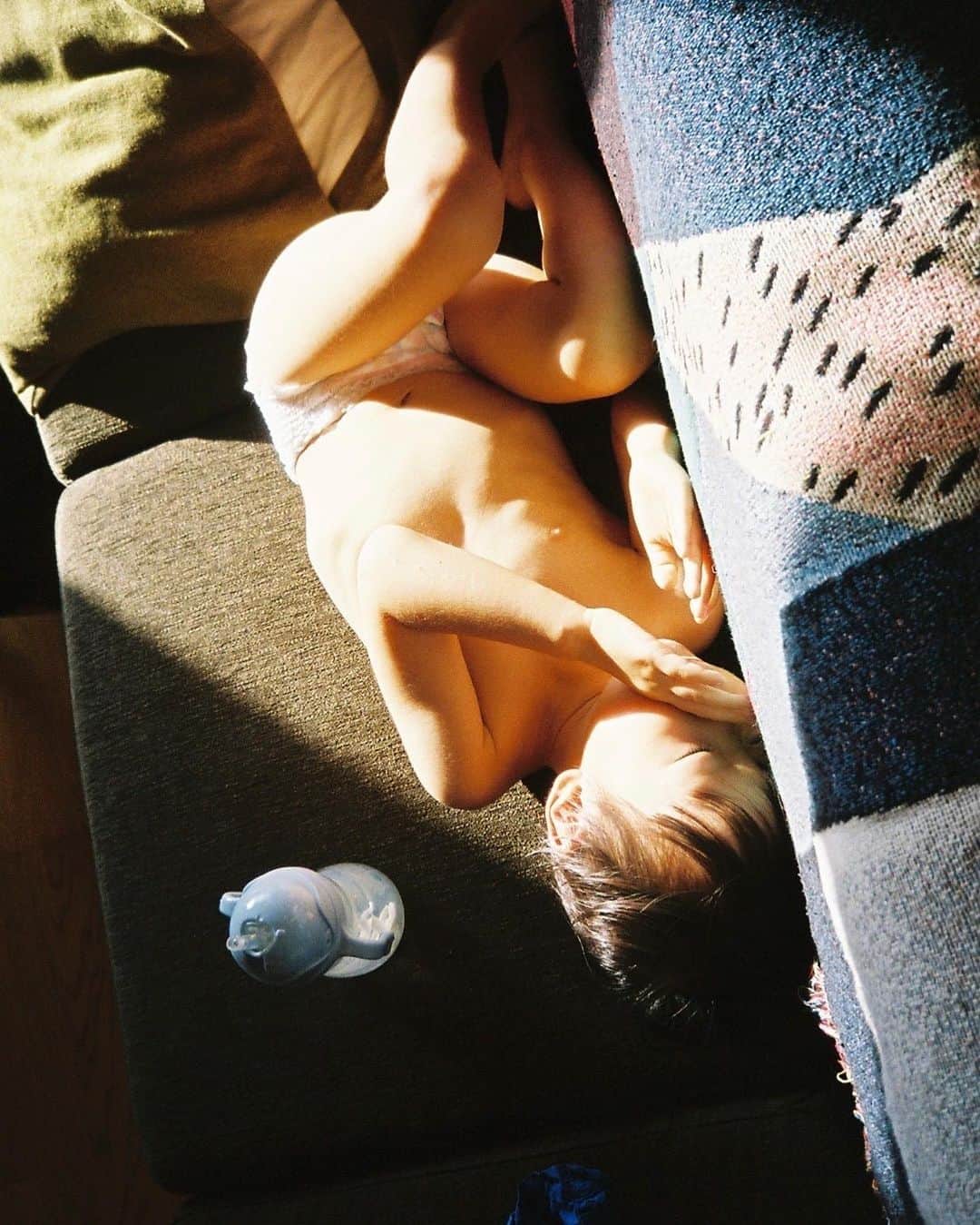 花盛友里のインスタグラム：「この前すっごく怖い夢を見て夜中目が覚めて、怖すぎてしばらく眠れず、次男をぎゅーっっとしてようやく寝たんだけど、それを次の日次男に 「○○をぎゅーってしたら怖く無くなって寝れたんだよ。ありがとう」って言ったら 「ぼく、しゅーぱーひーろー？？（スーパーヒーロー）」 って言ってて胸キュンで死ぬかと思った！  「そうだね、スーパーヒーローだ！守ってくれてありがとう💕」って言ったらキャキャキャと喜んでいましたよ。  泣き叫び、いろんなところにおもらしをして（う○ちも廊下とか洗面所とかにぽろっと落ちてたことあるし、笑 ちょっとでも嫌なことあると、脳天から出る甲高い声で泣き叫びまくるし、「ほんまにかーちゃん頭痛くなるから黙って！！」とか言っちゃうこともあるけども、こうゆうかわいいことゆうてくるから子供ってズルい。」