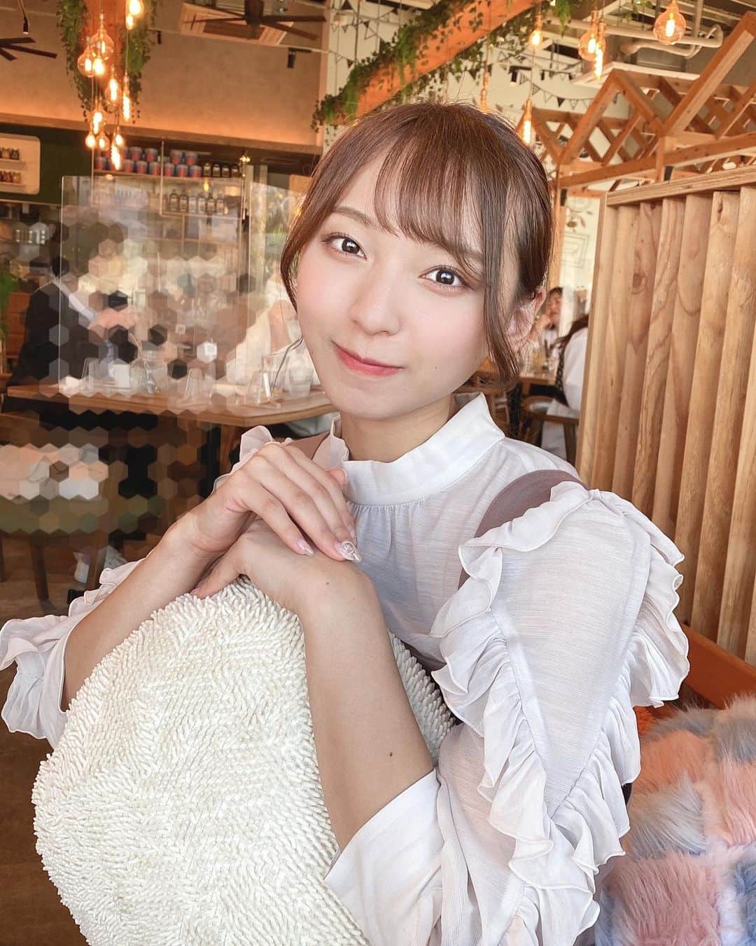 塩川莉世のインスタグラム：「昨日お仕事が横浜だったのでみいあとカフェしてきたよ〜...🫖 . . 南部市場駅の目の前ですごい栄えててびっくり👼🏻次はもっとゆっくり行きたいなぁ..!! カフェはソファ席もあってゆったり過ごせる感じ🐾ティーフリーがあるからずっといられて最高だったまたすぐ行きたいなぁ..🫖💗 . . .  #kinococochiyokohama #キノココチ #kinococochi #ヘッドスタンプ #mrheadstamp #カフェ #cafe #pr #家具 #おしゃれ #おしゃれカフェ #カフェ巡り  #スイーツ #雑貨 #ママ会 #子供のいる生活 #食べ放題 #ブランチ横浜南部市場 #南部市場 #wow #woomypr  #横浜ランチ #横浜ディナー  #横浜カフェ #横浜グルメ @kinococochi_yokohama」
