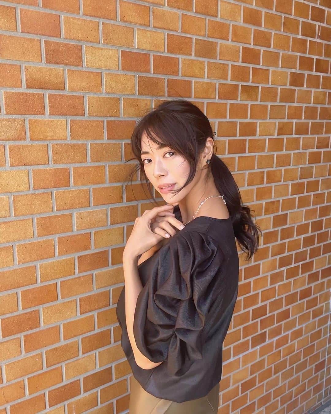 わちみなみのインスタグラム：「こんや23時から テレビ埼玉　@reds_tv_ggr  ご覧ください⚽️  Vだらけです☺︎  衣装は　@saaageboutique  かわいいお袖✨ 今回もスタッフの方に撮っていただきました。いつもありがとうございます。。  なんだか、テレ玉のここの壁がフォトスポットになってきてるらしいです笑  #サッカー　#Jリーグ #天皇杯　#WEリーグ」