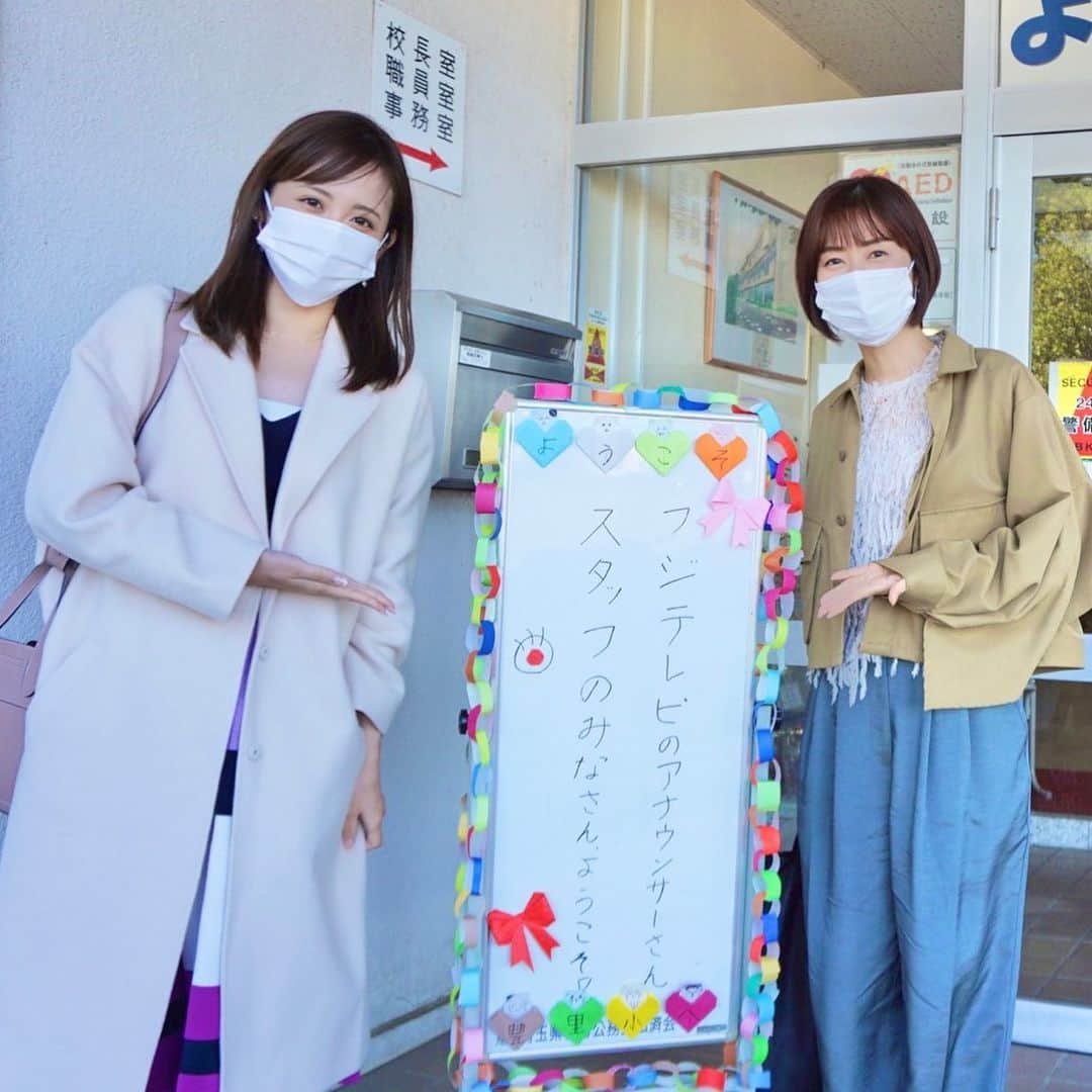 フジテレビアナウンサーのインスタグラム：「. 山﨑です💁🏻‍♀️ ⁡ フジテレビの社会貢献活動の一つに、アナウンサーが先生になって言葉の授業を行う"あなせん"という活動がありまして。 ⁡ コロナ禍で活動を一時中止していたのですが、今月から再開し、久慈アナと一緒に先生を務めてきました👩🏻‍🏫 ⁡ 向かったのは埼玉県深谷市にある豊里小学校🏫 ⁡ さすがは深谷市。 辺りには特産品のネギ畑が広がっていました🙌 ⁡ 学校に到着すると、手作りの可愛らしい看板やボードで歓迎してくれました。 似顔絵やめざましくん、クラスの紹介文など…時間をかけて作ってくれたんだろうなと、子どもたちの優しさと思いやりに心がホッコリ🧒🏻👦🏻 ⁡ 6年1組のみんなを相手に、私たちが普段行っている滑舌練習やインタビューの授業をしました🎤 ⁡ 子どもたちはとにかく一生懸命取り組んでくれて、それぞれの着眼点が面白く、私たちも楽しませてもらいました☺️ ⁡ 2005年９月の"あなせん"スタートから早16年。 ⁡ 毎日のクラスの発表を、積極的に取り組めるように。 友達の気持ちに、寄り添えるように。 家族・先生、そして出会う人みんなと “伝え合う喜び” をより感じられるように。 ⁡ これからも"あなせん"を通して応援していきます！ ⁡ 豊里小学校の皆さん、ありがとうございました😊 ⁡ ⁡ #フジテレビアナウンサー #山﨑夕貴 #久慈暁子 #あなせん #CSR ⁡」