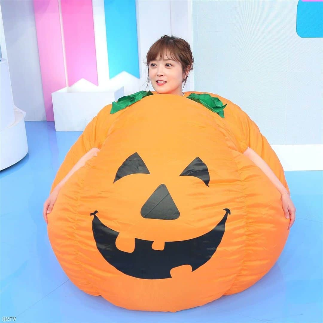 ZIP!さんのインスタグラム写真 - (ZIP!Instagram)「毎年恒例のハロウィーン仮装👻 びっくりしたのは小林さんの魔法🪄💫 明日香ちゃんがステキなドレス姿に😍  そして、水卜さんはエンディングで、 自前のカボチャ🎃に変身‼️  👀皆さん楽しんでいただけましたでしょうか❓ プラススリーでは、全員でこんな格好しながらハロウィーン関係ないトークをしてるので、なんか笑っちゃいます😂ぜひ見ていただきたい📲  #ハロウィン #仮装 #happyhalloween  🎃#水卜麻美 #カボチャ #ジャックオランタン  👸🏻#貴島明日香 #シンデレラ 🧙🏻‍♂️#小林正寿 #魔法使い #ZIP!🎀」10月29日 14時32分 - ntvzip