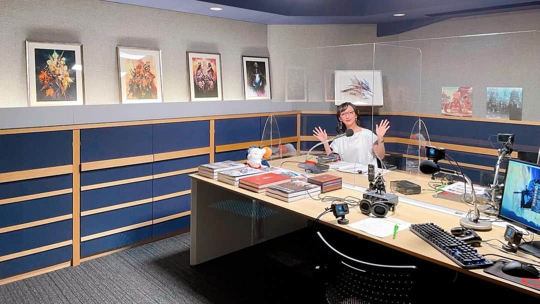 松澤千晶のインスタグラム：「FF14ラジオ、スタジオはいつもこのような感じで、スタッフさんの愛でハウジングされています。  ゲームプレイをする前提のモニターがあったりと、ラジオブースとは思えない、エオルゼアカフェのような装飾です。  何度載せても暗くて、明るさ調整しました。お付き合いくださった方々、ありがとうございます。  #FF14 #FF14神木ラジオ #FINALFANTASY14」