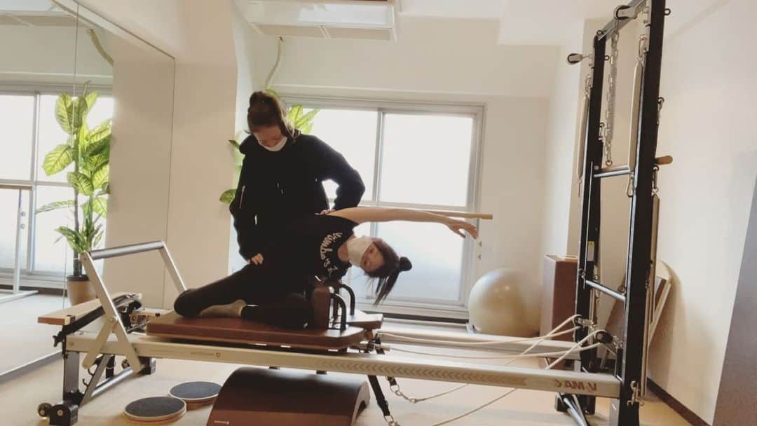 加藤美南のインスタグラム：「久しぶりに今日はピラティスしてきました🕊 キツいメニューと、ストレッチなどの伸ばすメニューと機械を使って色々教えて下さっているおかげで身体の癖が段々良くなってきます☺️あと調子も良くなって、始めてからシャキッと動けてる気がする！ 私がピラティスを続ける理由は、身体の使い方とバランス、引き締めを強化したいので続けています。痩せるかと言われると私は分からないけど、確実に余分ないらないところについてる脂肪とかがスッキリしてボディラインが整ってくるのでダイエット中のモチベも上がります！☺️ 週一ペースなのだけど、慣れてきたらもうちょっと増やしたい気持ち😉 #ピラティス」