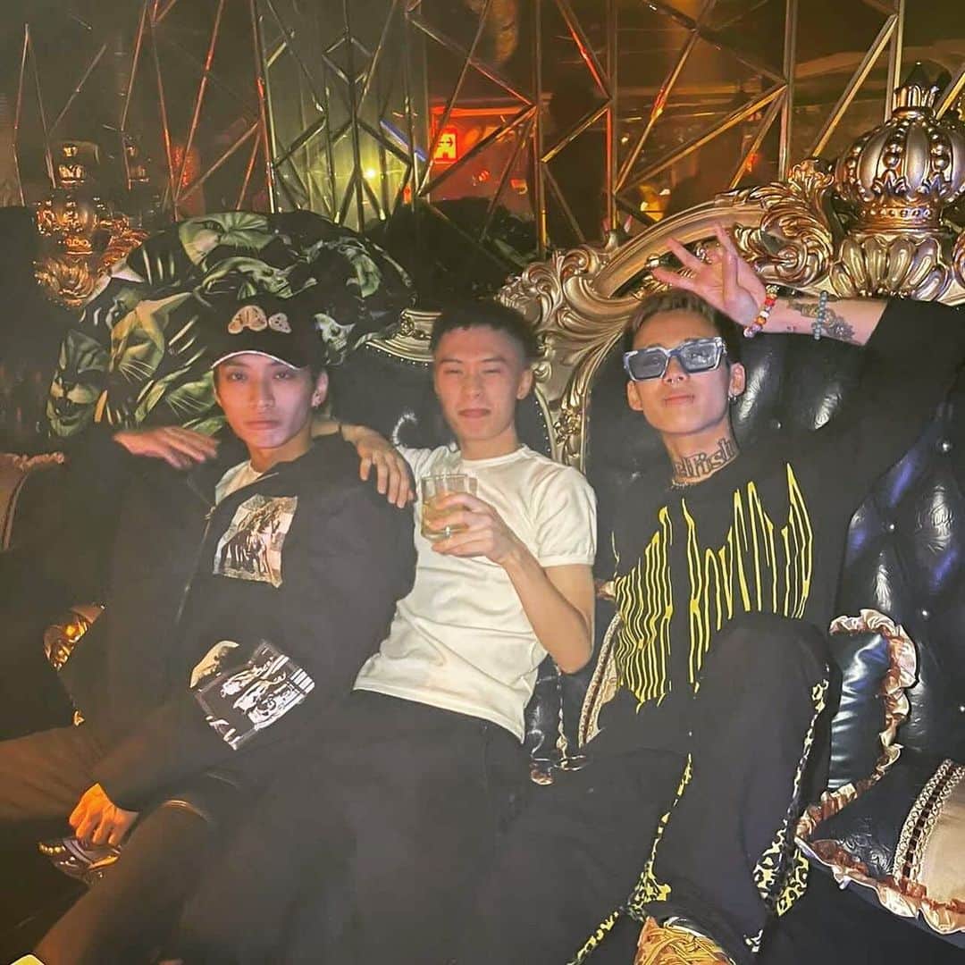 百足のインスタグラム：「仲間となら何時間でもお酒飲める🍶」