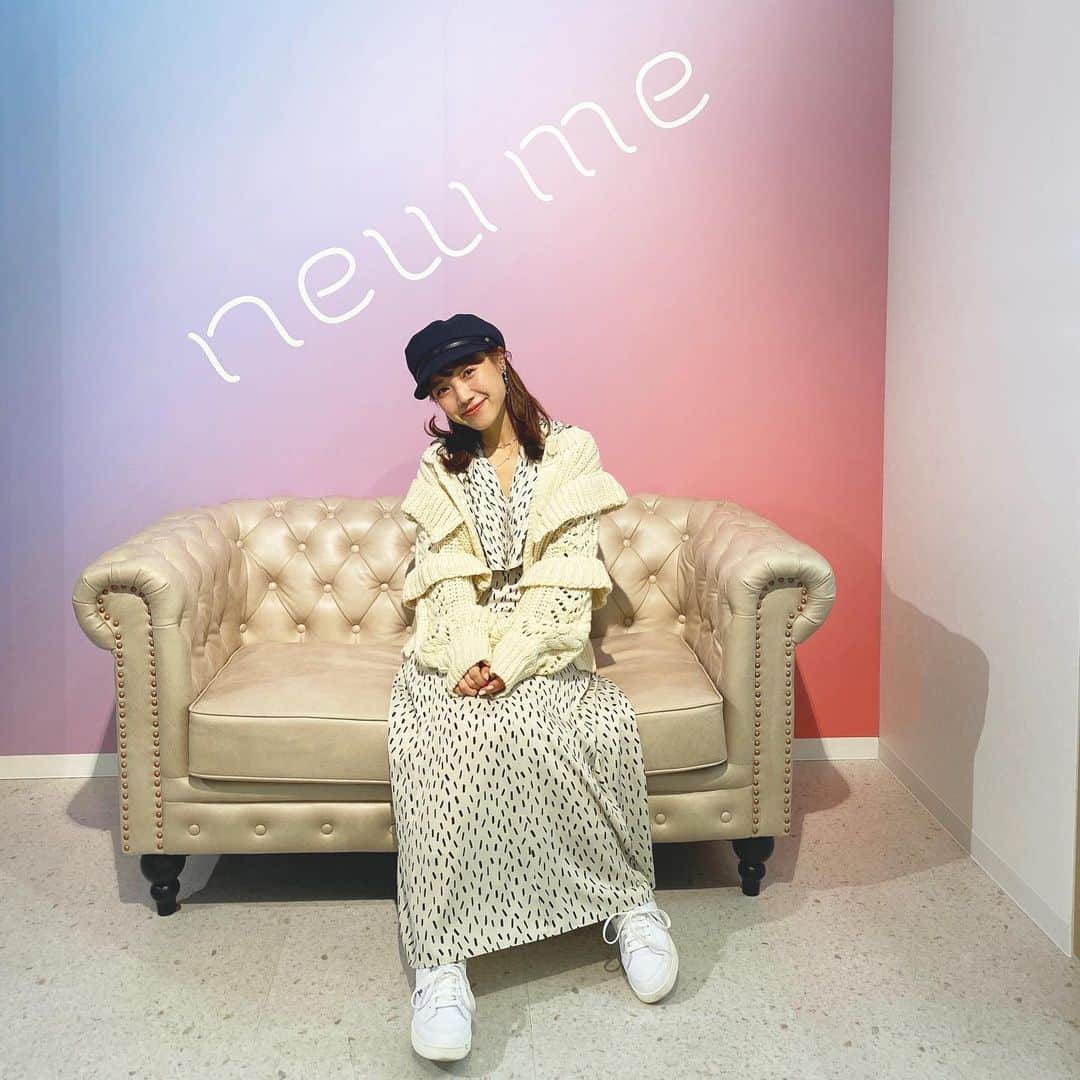 黒田りさのインスタグラム：「🦄 大名にnewopenした newmeへ行ってきたよ〜🪐  新しい形のコスメや美容に関するアイテムの 体験ショップ🌈 サロン専売品やネットでしか買えない商品が 体験できたり、商品情報や購入はすべて タッチパネルで操作→スマート決済という 未来型のお店でした✨ 約200種の商品が展示されていて、 見たことないものばっかりだから 楽しくって時間を忘れちゃうほど満喫した🤤  中でも気になったのが AXXZIA Beauty Eyes Essence Sheet👀✨ 上瞼から目の下まで贅沢にケアしてくれる 目元専用のパックなんだって〜！ マスクで目元の印象がより大事になってるし 乾燥する季節だから、重宝しそう…！ まずはサンプルでお試ししてみようと思います🌼  2階はヘアケア商品のお試しブース 3階はお野菜やスムージーが飲めるカフェ🍹 毎月商品が入れ替わるみたいだし目が離せない！  いるだけで綺麗になれそうなnewme！ 大注目です🥺💘  #newme #ニューミー #美容#美容オタク#美容好きな人と繋がりたい#美容好き#美容好きさんと繋がりたい#秋#秋メイク#コスメ#コスメ好き#コスメ好きさんと繋がりたい#コスメオタク#コスメ好きな人と繋がりたい#コスメ部#コスメ紹介#コスメマニア#おすすめ#おすすめコスメ#福岡#天神#nmwm#今日のnewme#newmeスタイル#newmeコスメ#マイニューミー」