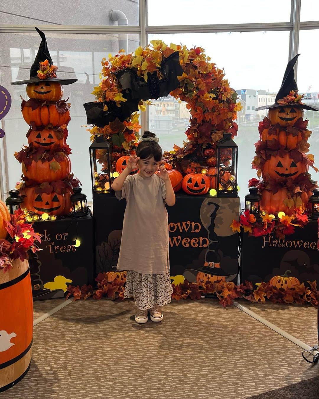 アレン明亜莉クレアさんのインスタグラム写真 - (アレン明亜莉クレアInstagram)「🎃🦇👻 ・ Halloween〜 ・ 可愛い写真スポット🎃 ・ ハロウィーン写真まだまだ続くよ🦇 ・ ・ ・ ・ #ハロウィーン #halloween #happyhalloween #halloween2021 #子役 #メアリーちゃん #アレン明亜莉クレア #6歳」10月29日 15時55分 - mary.2015c