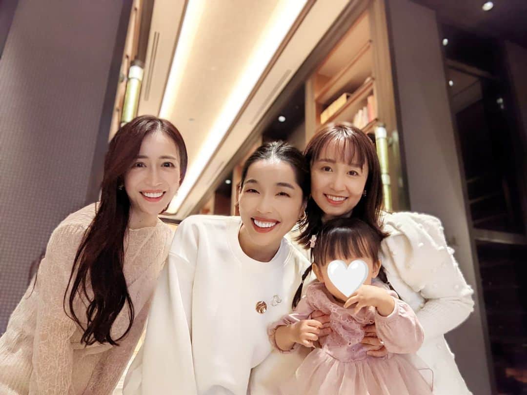小野恵美のインスタグラム：「出会って10年以上経つ大好きな池ちゃん @i.momoko このたびアメリカへ… 🥺✨  どんなときも全力で一生懸命で✨ どんどん活躍の場を広げて行く姿がかっこよくて🧡🤍  お仕事のスタイリストアドバイスもらったり、私の結婚式ではプチギフトのプロデュースをお願いしたり、、🕊️感謝してもしきれない🥺✨✨ 間違いないセンスと優しさに溢れた女性です。  すぐには会えないからちょっと寂しいけど、これからもずーっと応援してる！ LAでも池ちゃんらしく輝いてね❤️  #いってらっしゃい」